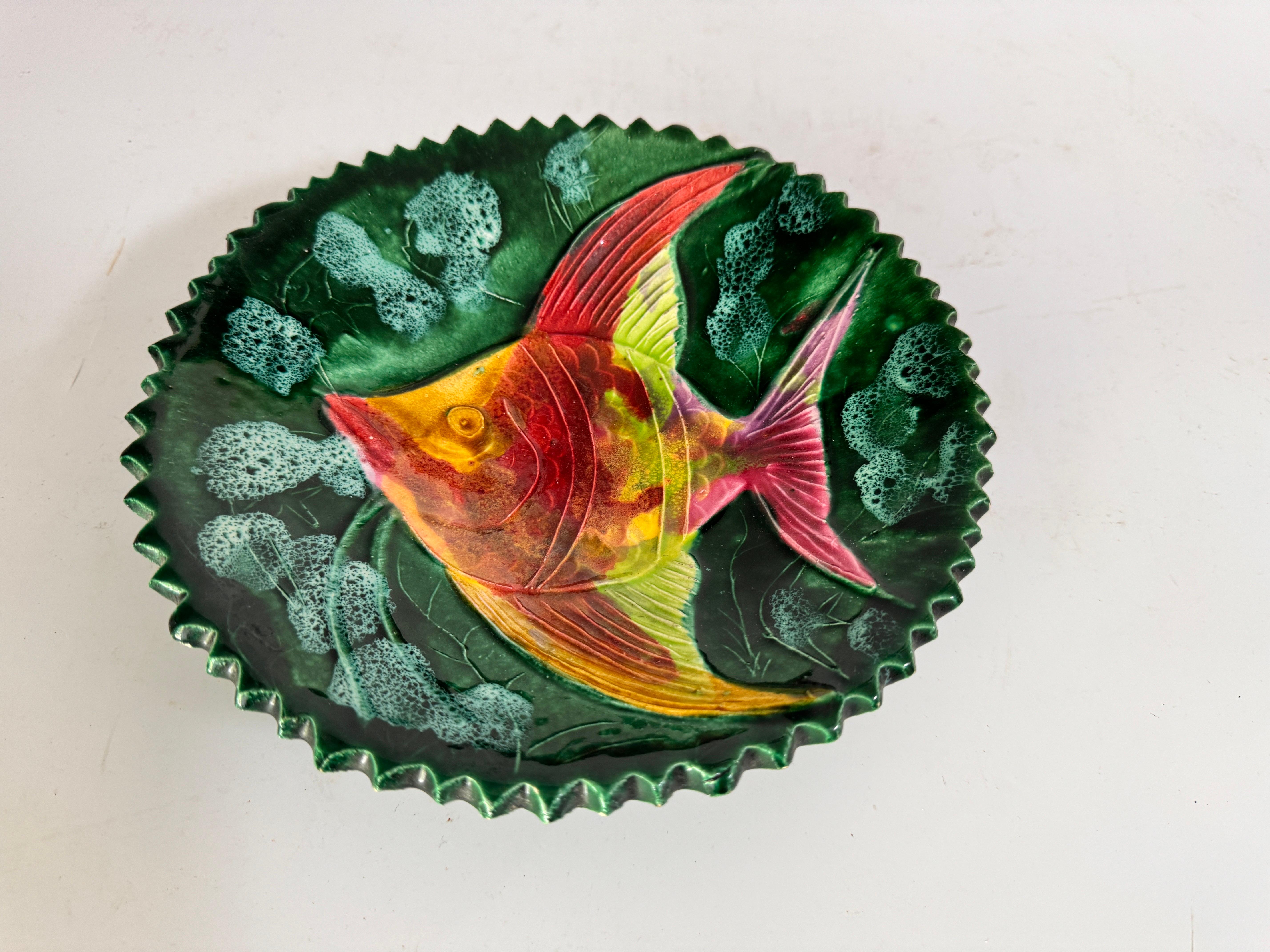 Plato de porcelana moderno de mediados de siglo con  Decoración Pez Color Verde Francia 1970 en venta 2