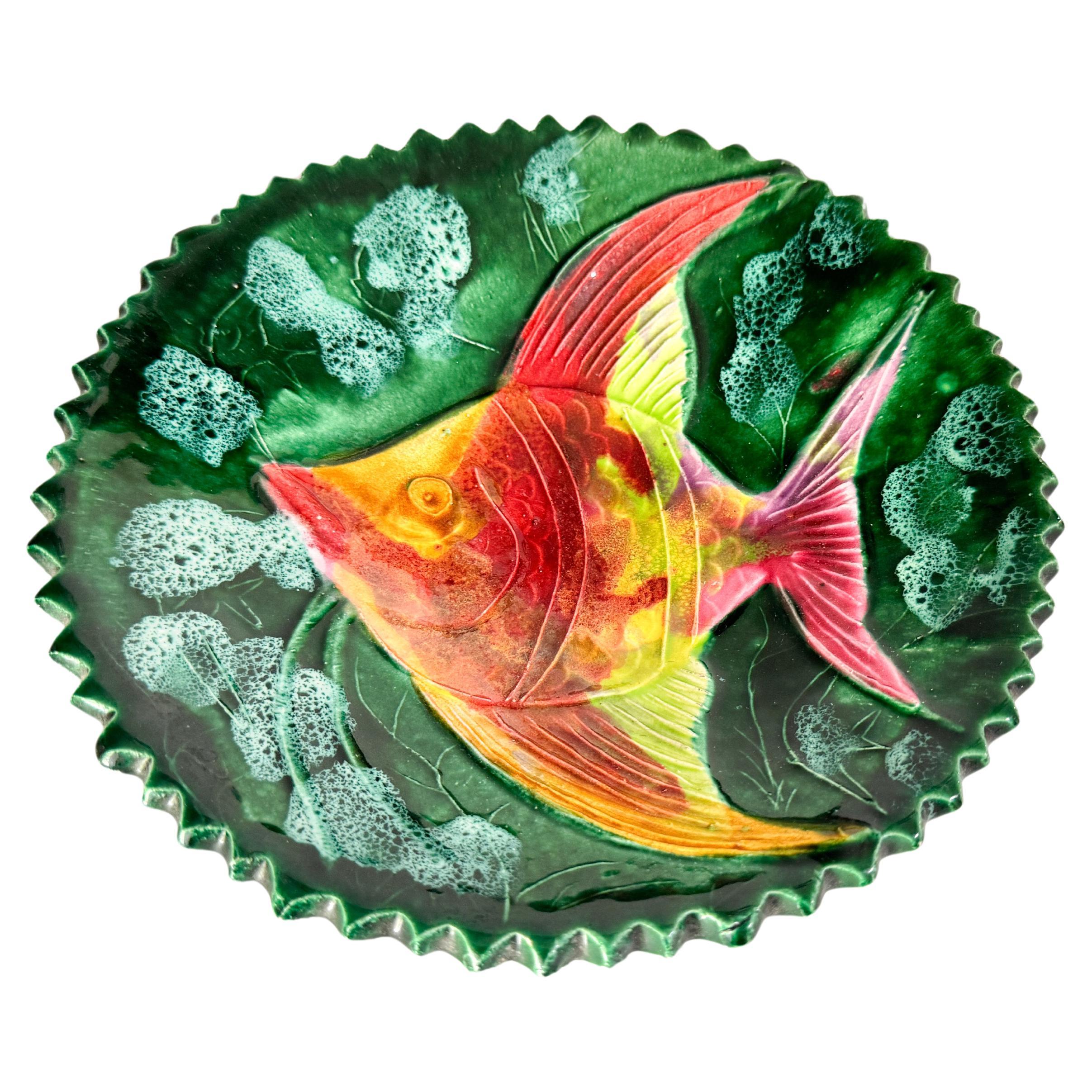 Piatto in porcellana di metà secolo moderno con  Decorazione a forma di pesce di colore verde Francia 1970