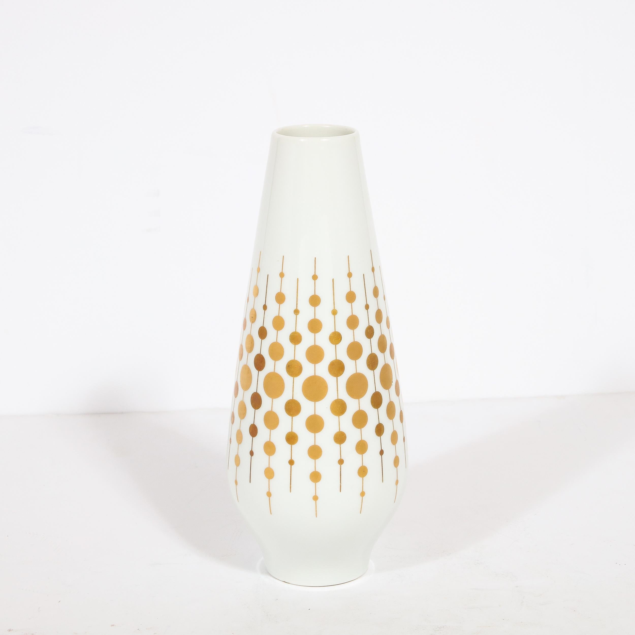 Allemand Vase en porcelaine moderne du milieu du siècle dernier avec détails en or jaune 24 carats par Alka Kunst  en vente