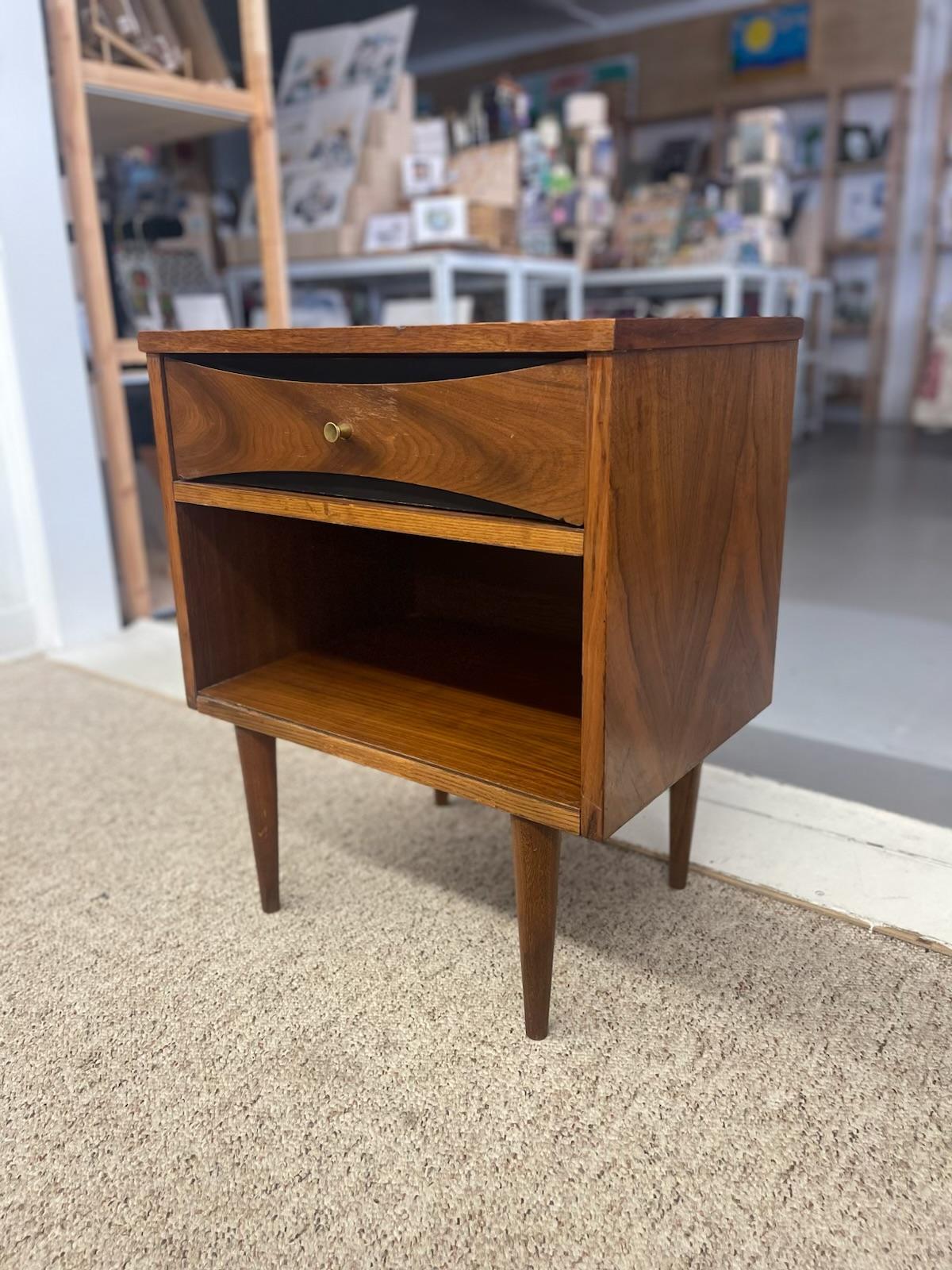 Mid-Century moderno Comodino moderno di metà secolo, forse in noce, con cassetto curvo. in vendita