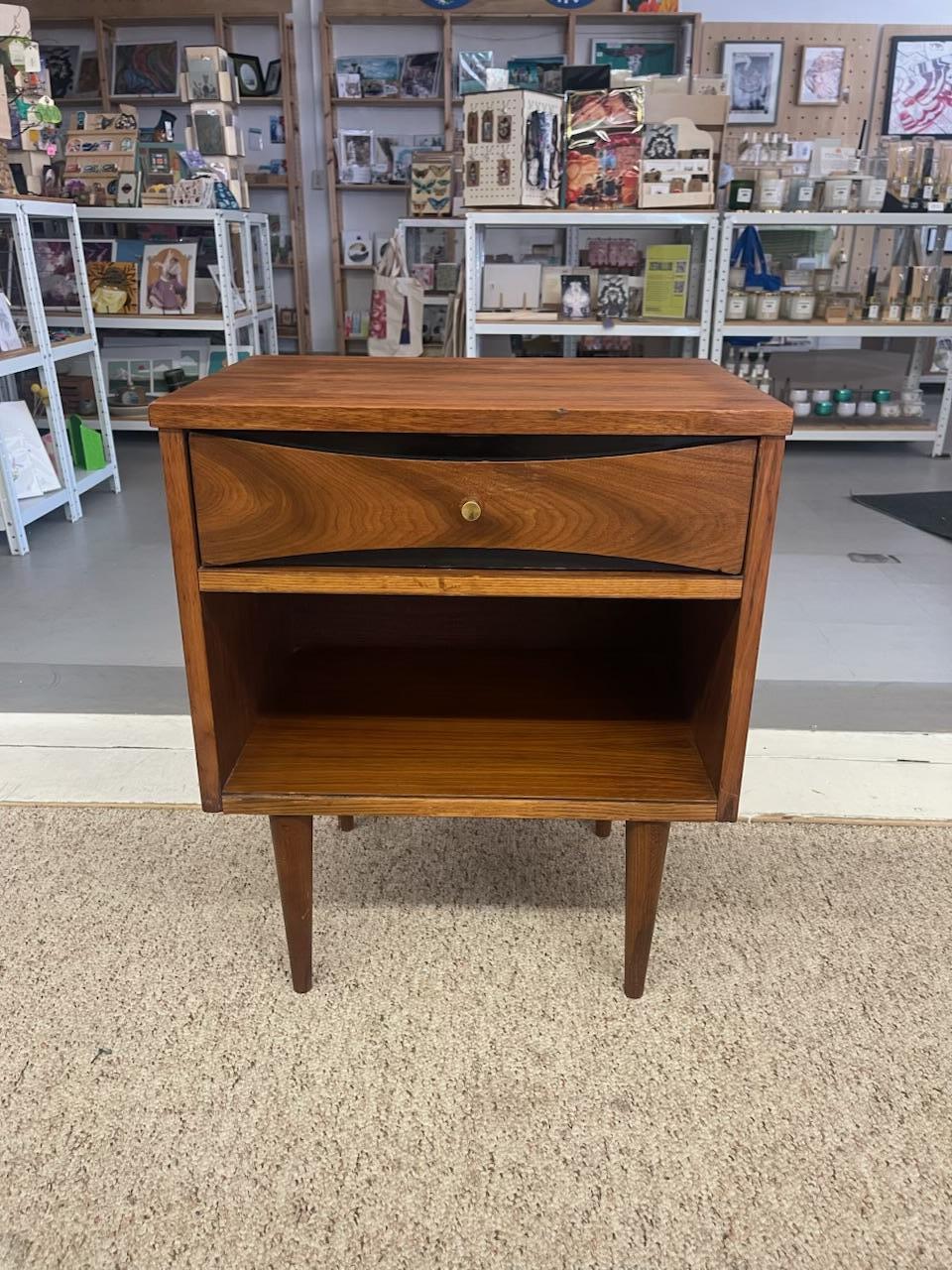 Comodino moderno di metà secolo, forse in noce, con cassetto curvo. In condizioni buone in vendita a Seattle, WA