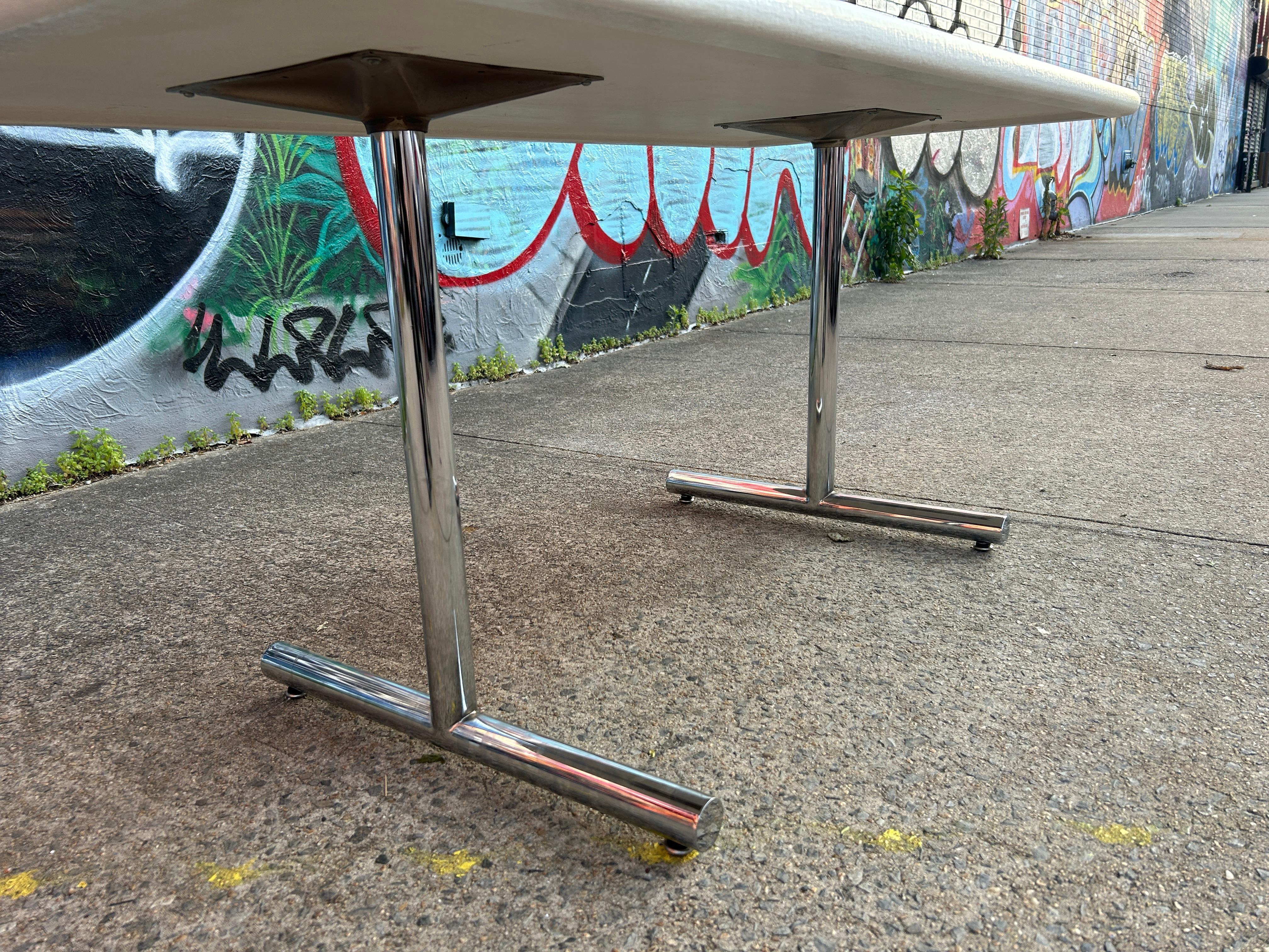 Américain Table de salle à manger d'extérieur post-moderne mi-siècle moderne en fibre de verre blanc en vente