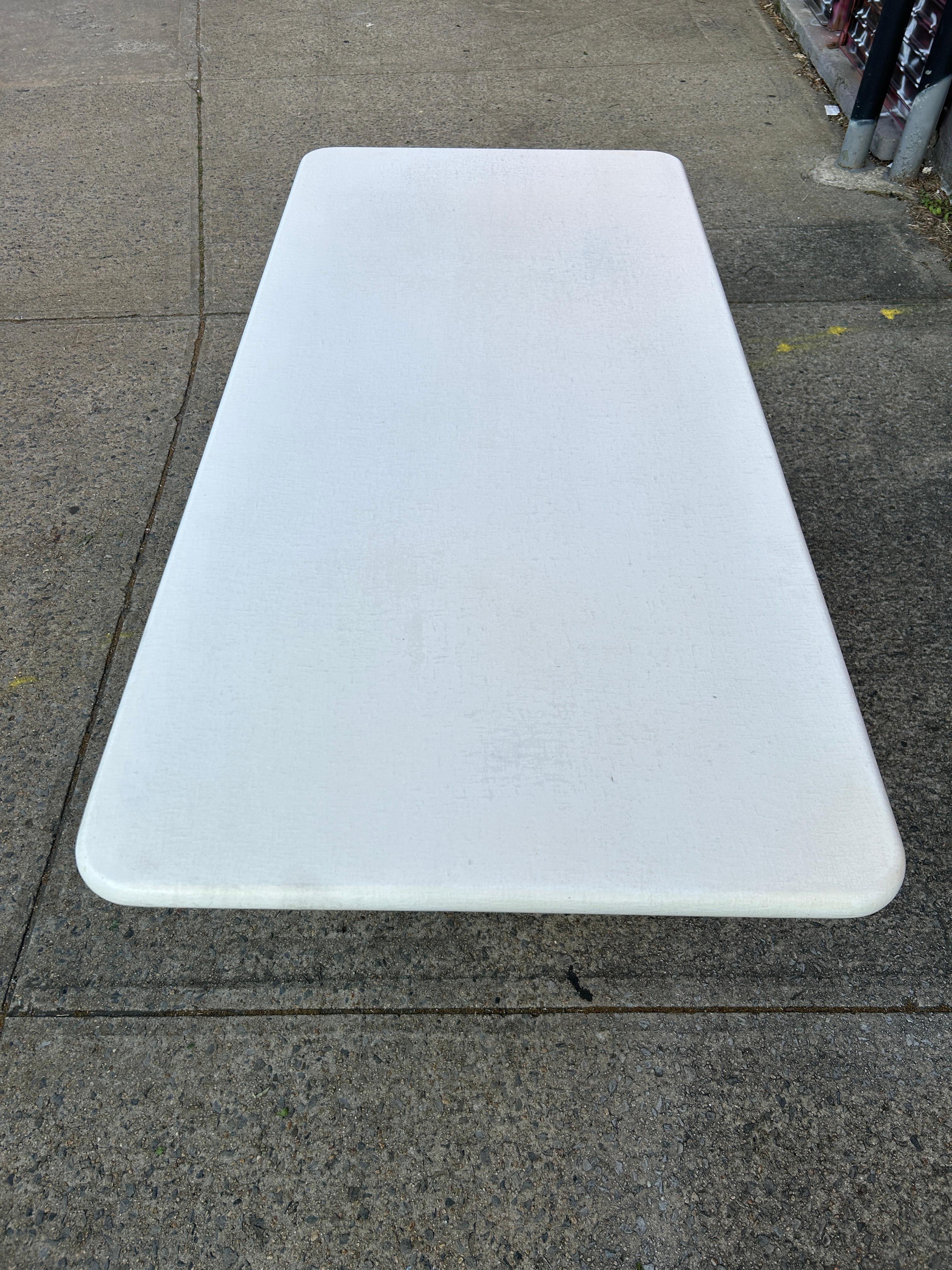 Table de salle à manger d'extérieur post-moderne mi-siècle moderne en fibre de verre blanc Bon état - En vente à Brooklyn, NY