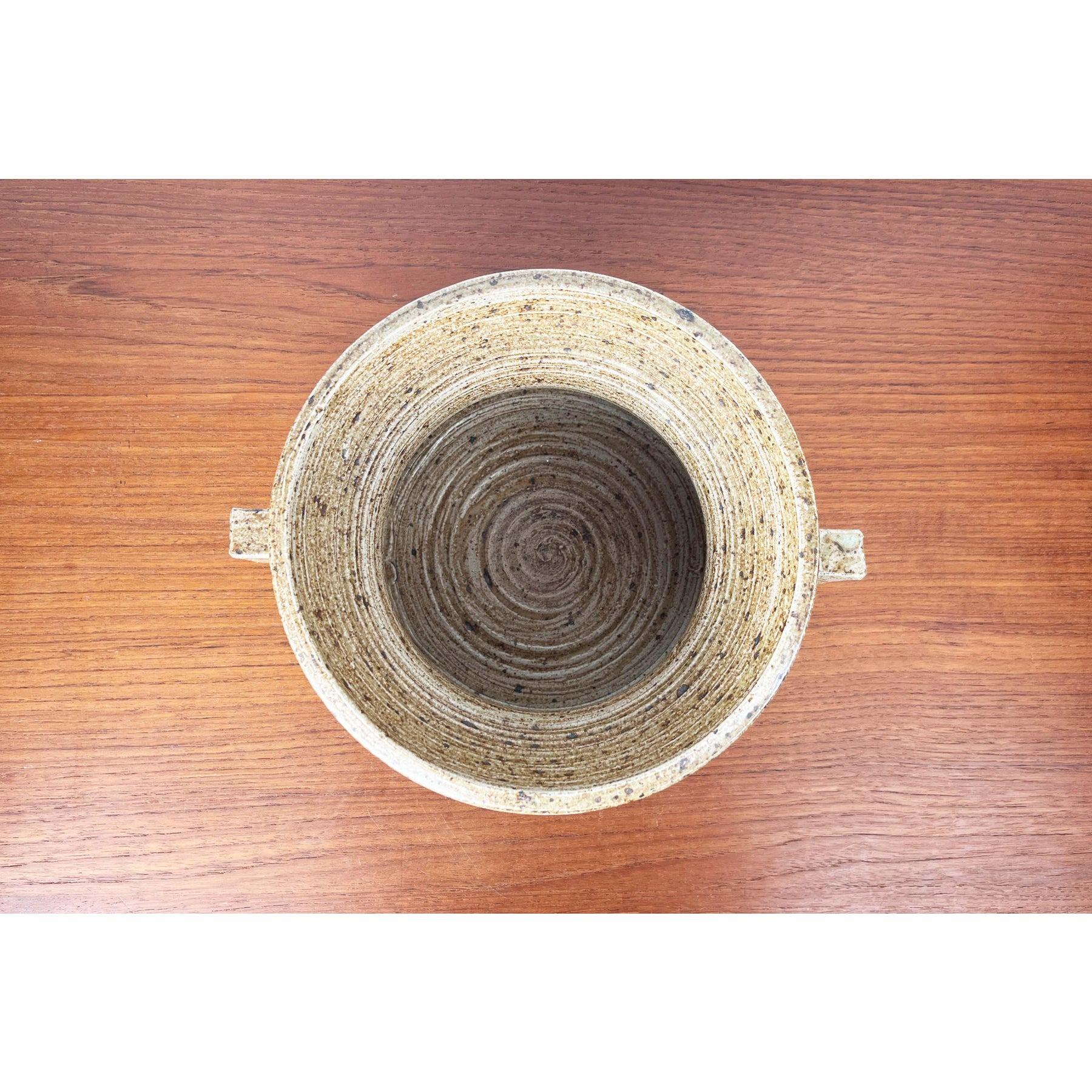 Cuenco de Studio Pottery danés moderno de mediados de siglo, de Tue Poulsen para Tue Keramik, años 60, en muy buen estado. Diseñado de 1960 a 1969. Esta pieza tiene una marca de atribución.

Más información:
Materiales: Barro
Color: Beige
Estilo: