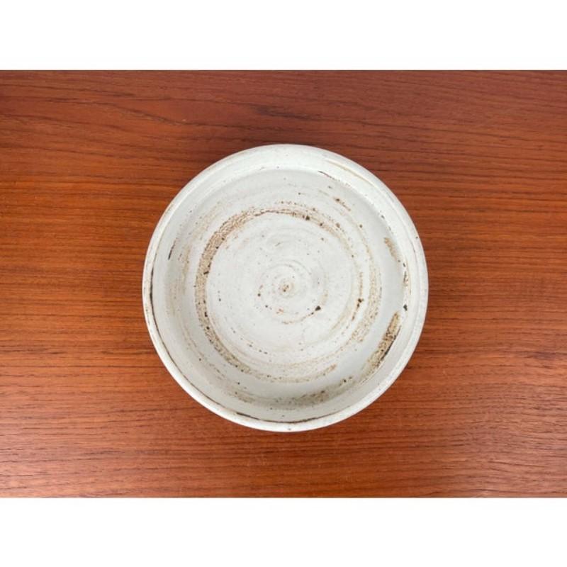Cuenco danés moderno de mediados de siglo de Studio Pottery de Pottestuen Keramik Frederikshavn, años 60, en muy buen estado. Diseñado de 1960 a 1969. Esta pieza tiene una marca de atribución.

Más información:
Materiales: Cerámica
Color: