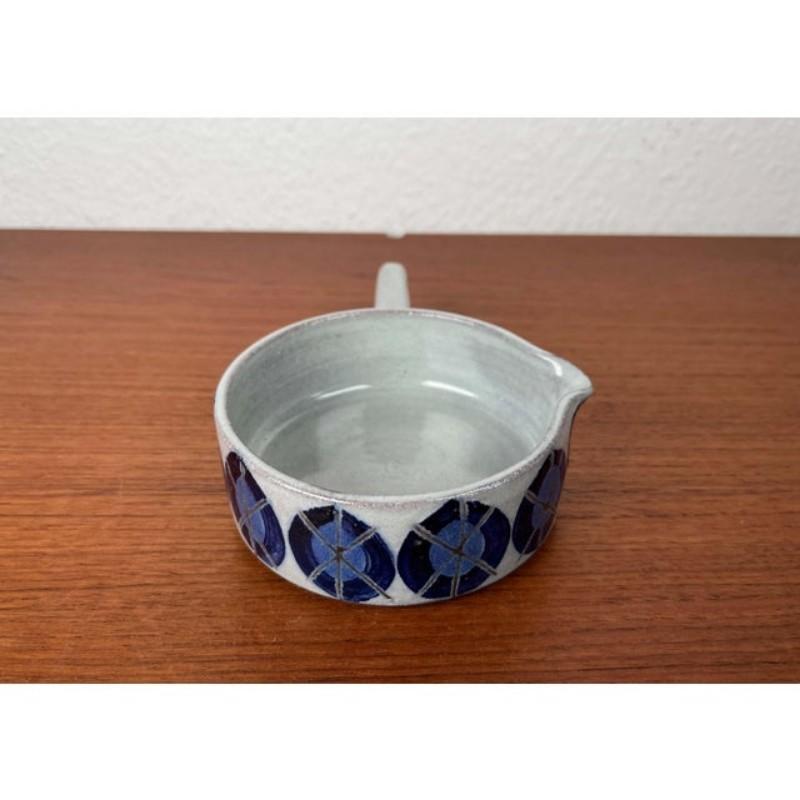 Cuenco de Studio Pottery danés moderno de mediados de siglo con asa de Zoltan Kiss Keramik, años 60, en muy buen estado. Diseñado de 1960 a 1969. Esta pieza tiene una marca de atribución.

Más información:
Materiales: Cerámica
Color: Azul
Estilo:
