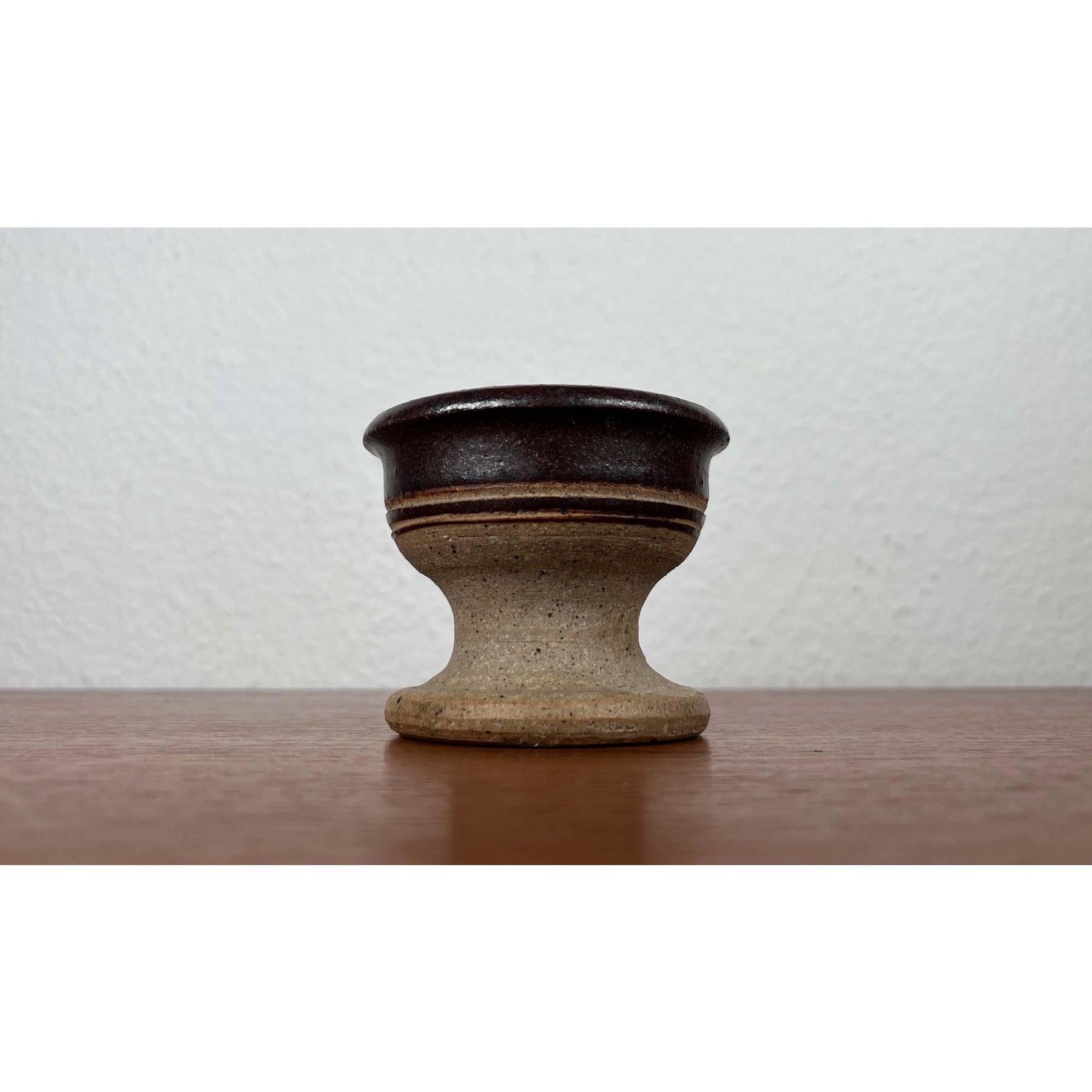Portavelas danés moderno de mediados de siglo de Studio Pottery de Tue Poulsen para Tue Keramik, años 60, en muy buen estado. Diseñado de 1960 a 1969 Esta pieza tiene una marca de atribución.

Más información:
Materiales: Barro
Color: Beige
Estilo: