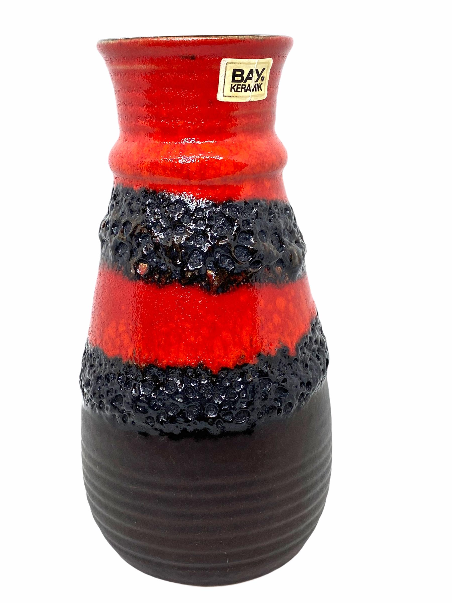 Un étonnant vase en poterie d'art de studio du milieu du siècle dernier, fabriqué en Allemagne, vers les années 1970. Le vase est en très bon état, sans éclats, ni fissures, ni morsures de puces. Signé avec la marque du fabricant et le Label.