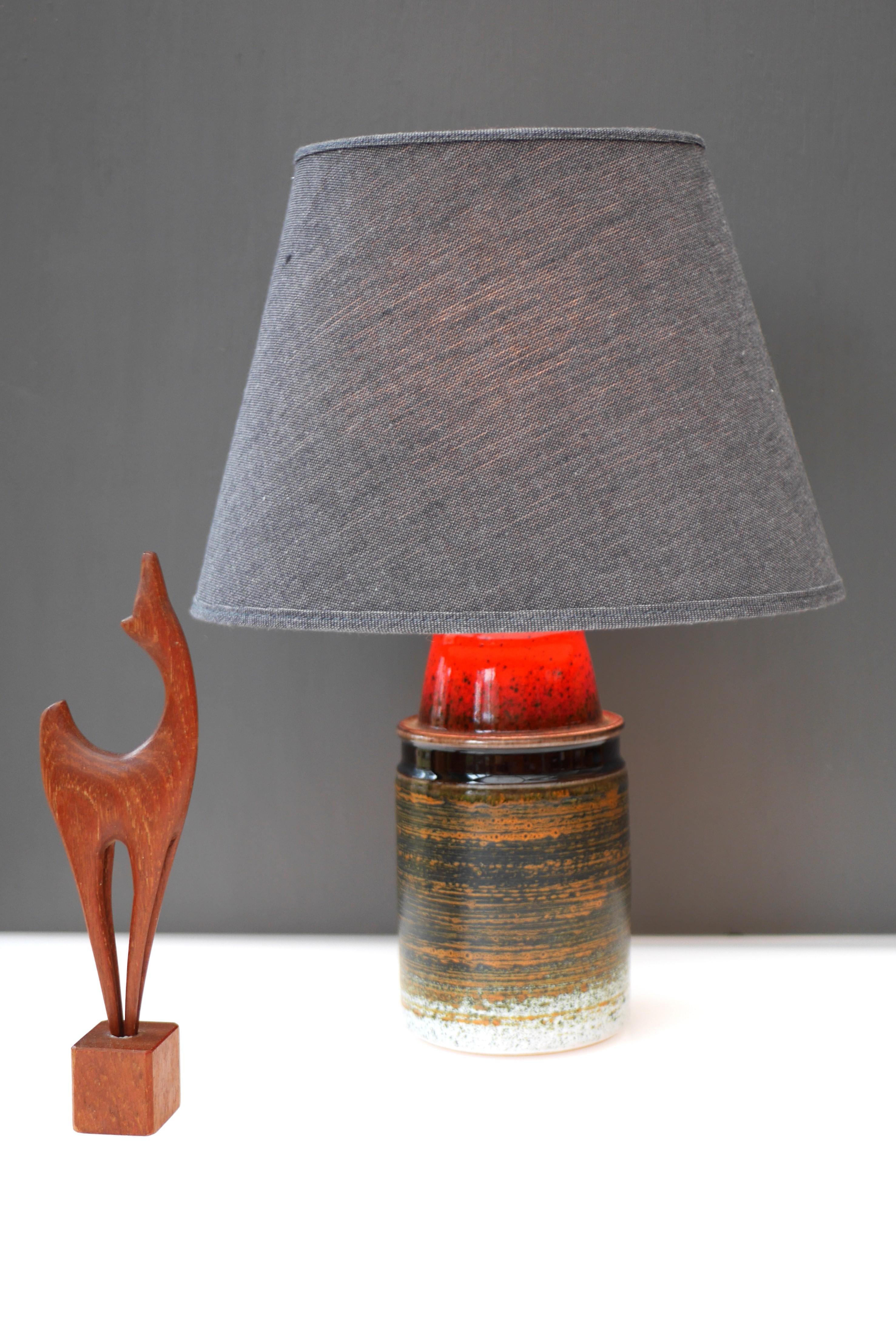 Une base de lampe en céramique très spéciale de Tilgmans, Suède. Cette lampe est très typique de son style en ce qui concerne les motifs et les glaçures des années 1970. Le design est simple et honnête, mais c'est le vitrage et les couleurs qui le