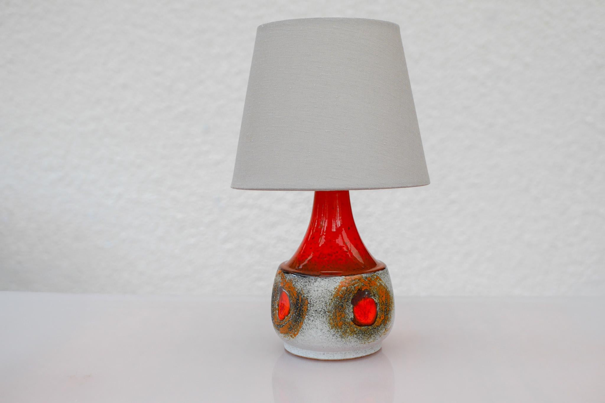 Una llamativa base de lámpara de cerámica de los años 70 de Tilgmans, Suecia, que muestra el uso distintivo del estudio de atrevidos dibujos y esmaltes ricamente texturizados. Típico del célebre estilo de Tilgmans, el diseño es sobrio en su forma,