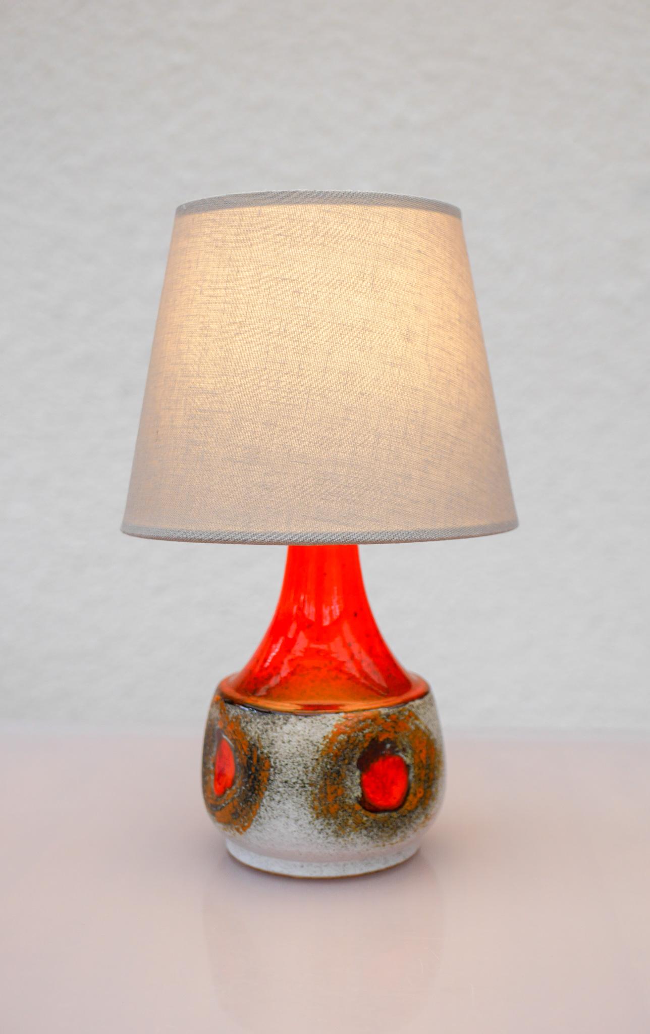 Lámpara de cerámica moderna de mediados de siglo de Tilgmans, Suecia. Hecho a mano en venta