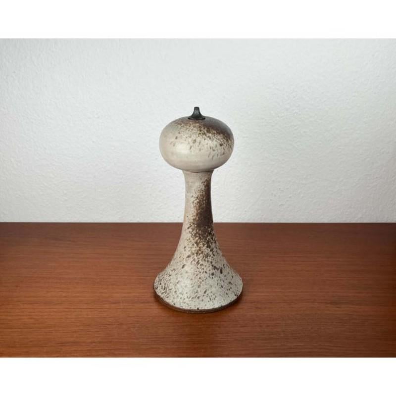 Lámpara de aceite de Studio Pottery danesa moderna de mediados de siglo de Aage Würtz, década de 1960, en muy buen estado. Diseñado de 1960 a 1969. Esta pieza tiene una marca de atribución.

Hasta 250 V (norma Europa/Reino Unido).El cableado de este
