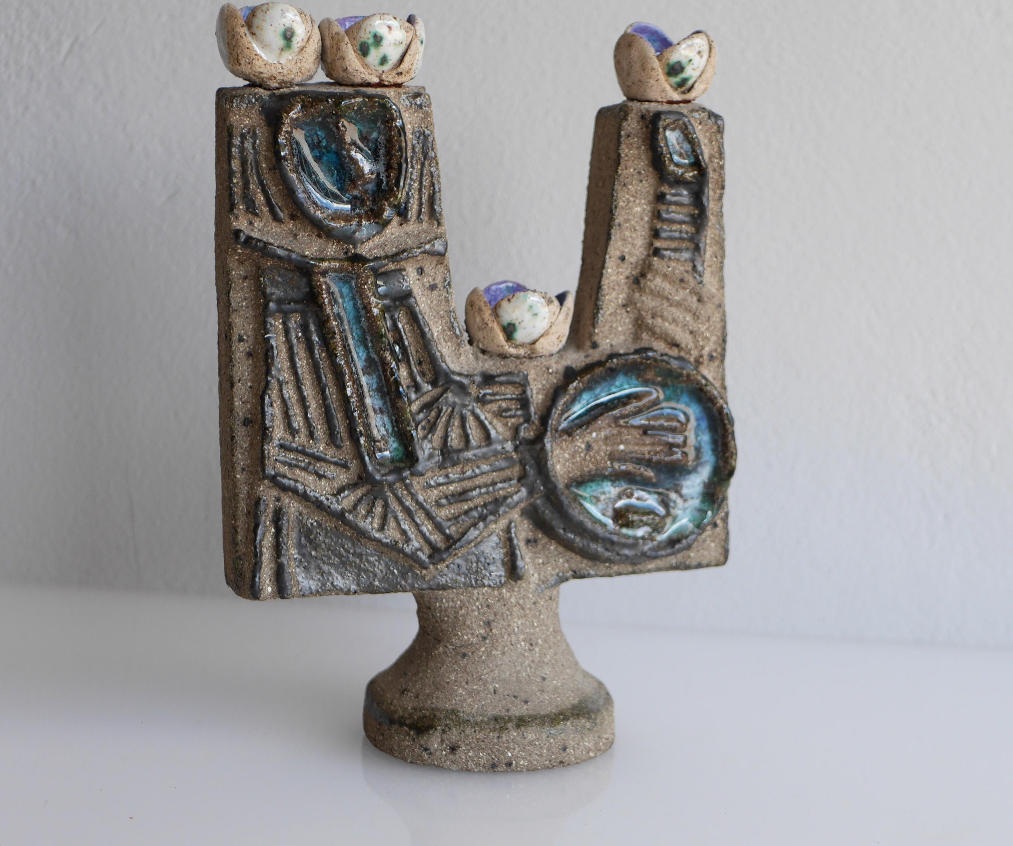 A fantastic vintage ceramic/stoneware sculpture made by Thomas Hellström for Nittsjö Sweden. A very unique piece of abstract pottery, which is partly glazed in combination of unglazed parts, which has a raw concrete texture, the combination is