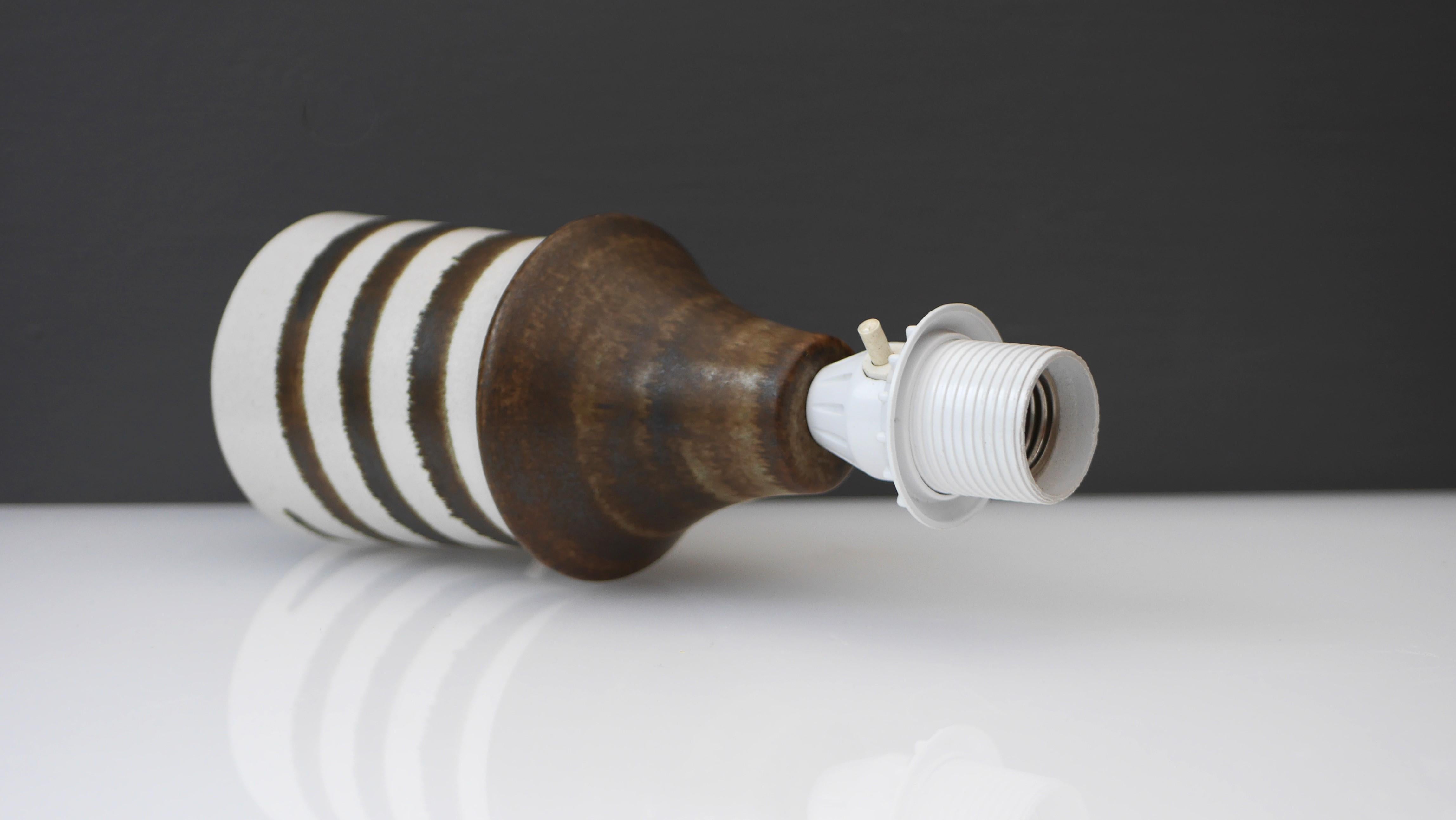 Une magnifique et plutôt inhabituelle base de lampe de table vintage en grès céramique faite à la main par Bruno Karlsson pour EGO, Suède. Cette lampe est classique, élégante et intemporelle. La forme est simple et donne une impression de modernité,