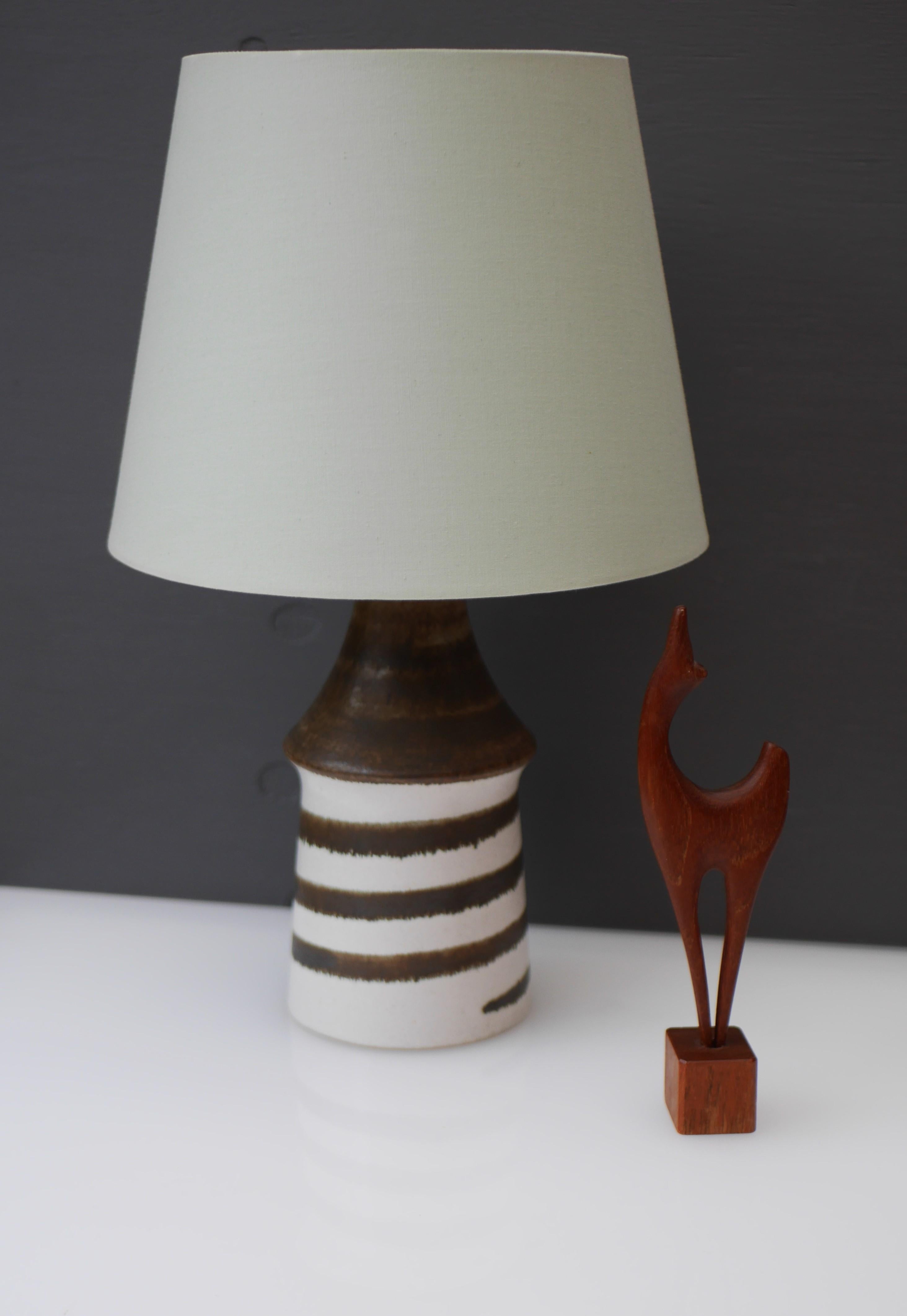 Lampe de table en poterie moderne du milieu du siècle dernier par Bruno Karlsson, EGO, Suède.  Bon état - En vente à Skarpnäck, SE