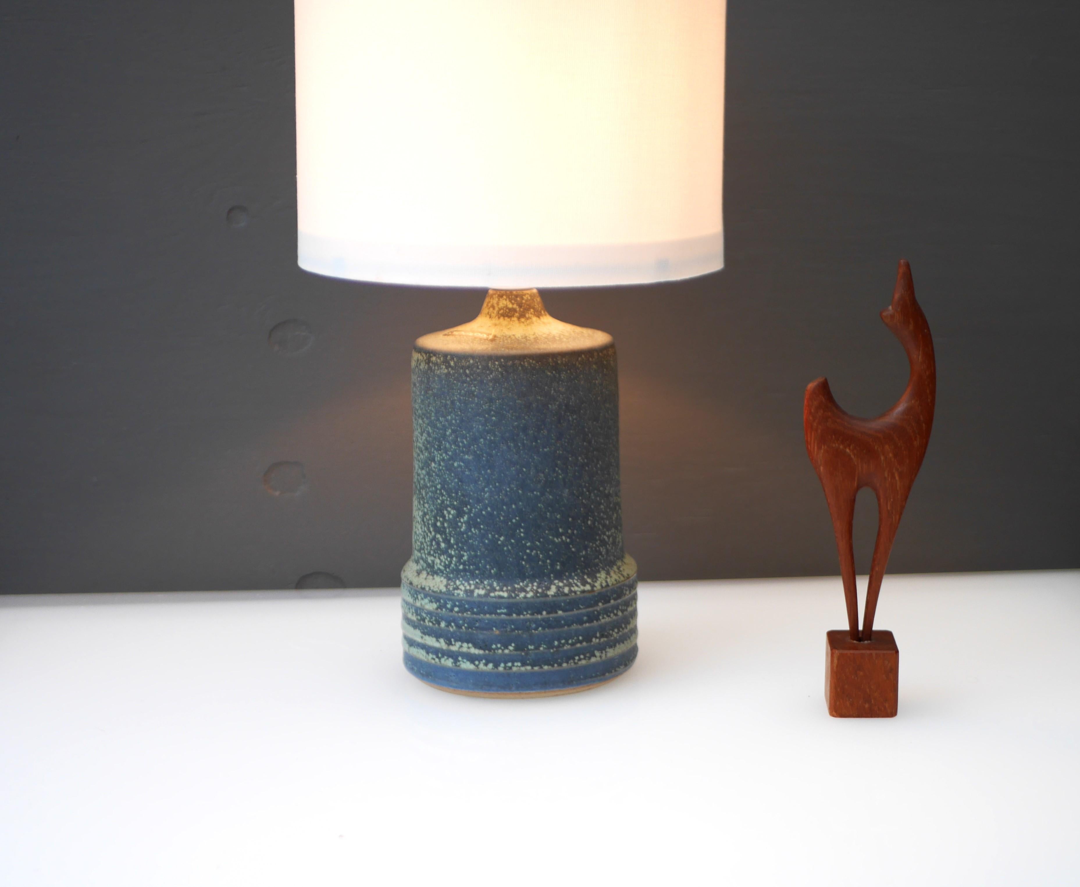 Mid-century modern pottery table lamp made by Rolf Palm, Sweden.  For Sale 2