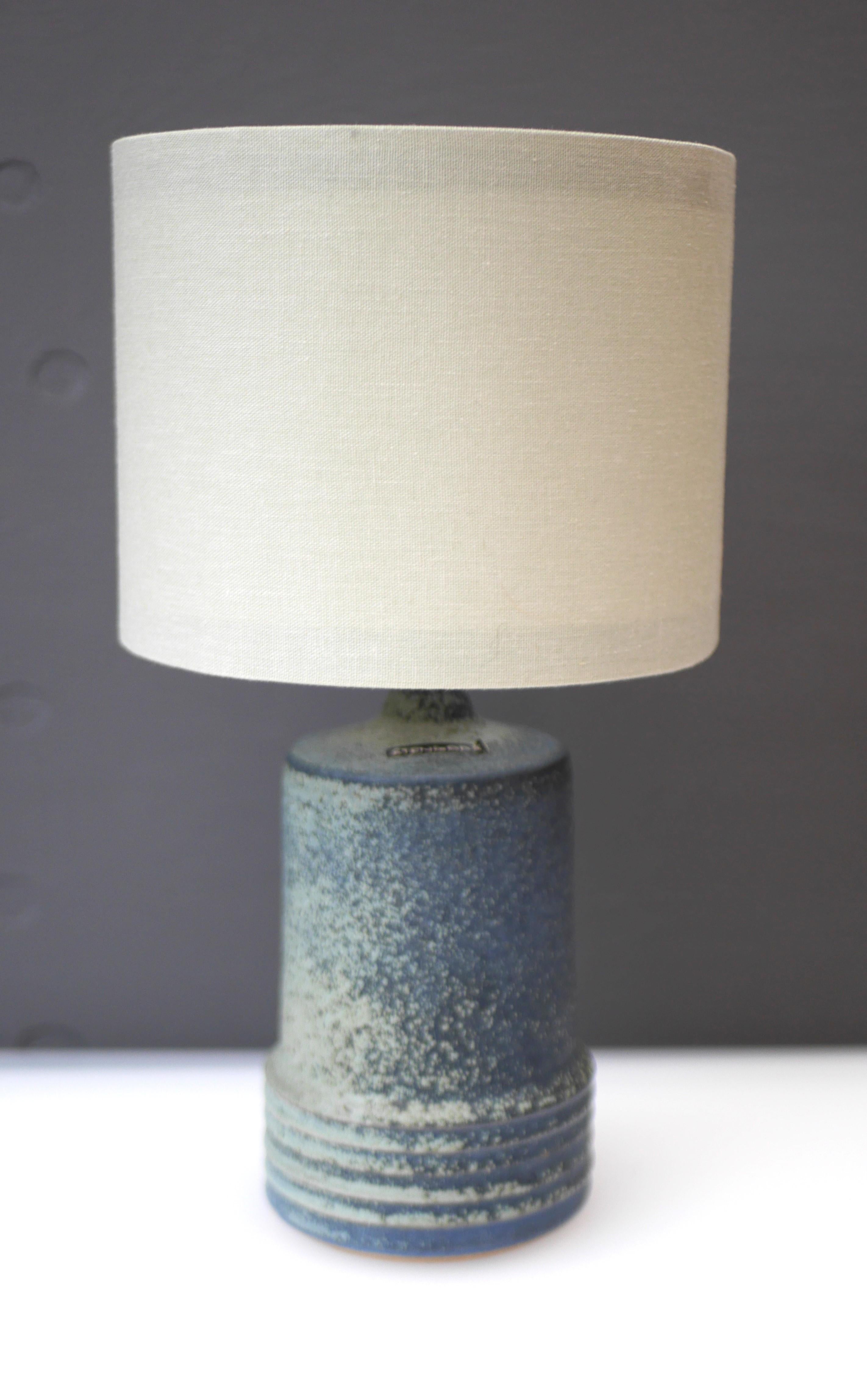 Mid-century modern pottery table lamp made by Rolf Palm, Sweden.  In Good Condition For Sale In Skarpnäck, SE