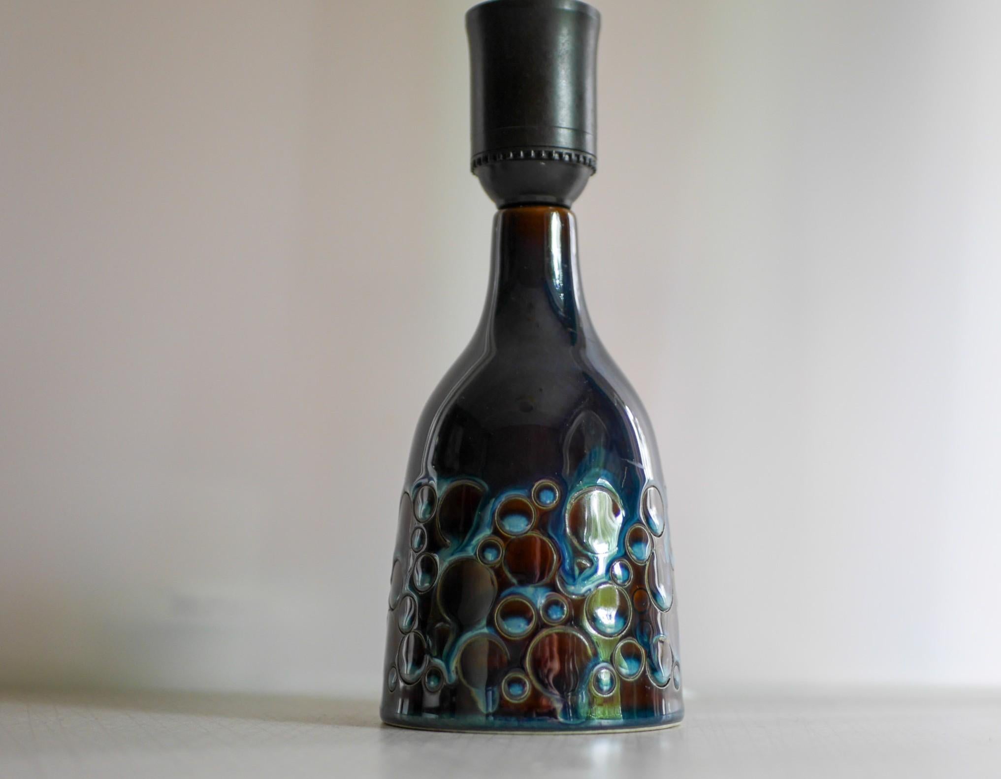 Un'affascinante base per lampada in ceramica vintage fatta a mano da Söholm, Danimarca, con il suo caratteristico smalto blu intenso 