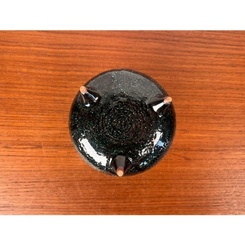 Vaso tripode in ceramica moderna di metà secolo di Eke Bjeren per Gabriel Keramik, anni '60 in vendita 3
