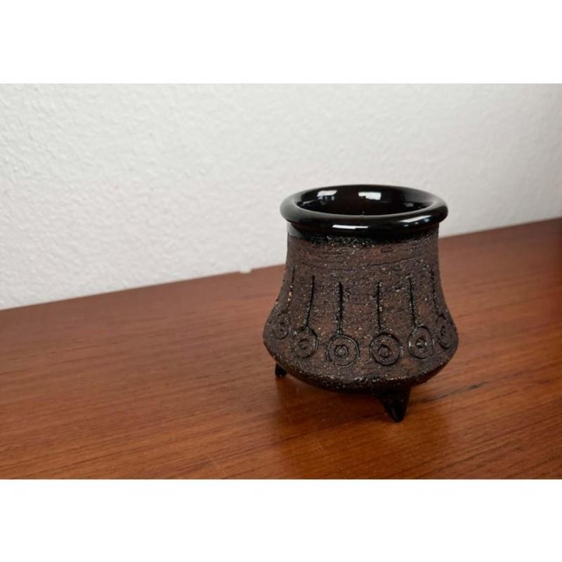 Mid-Century moderno Vaso tripode in ceramica moderna di metà secolo di Eke Bjeren per Gabriel Keramik, anni '60 in vendita