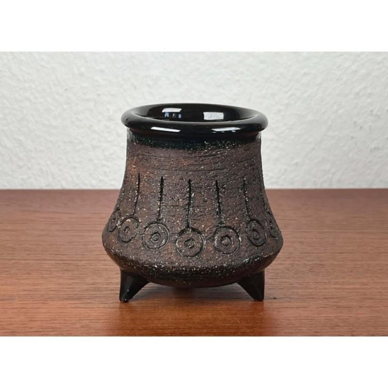 Svedese Vaso tripode in ceramica moderna di metà secolo di Eke Bjeren per Gabriel Keramik, anni '60 in vendita