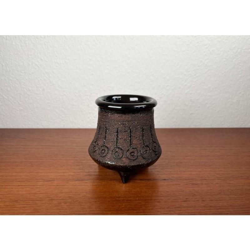 XX secolo Vaso tripode in ceramica moderna di metà secolo di Eke Bjeren per Gabriel Keramik, anni '60 in vendita