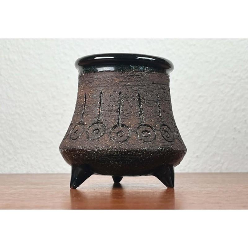 Ceramica Vaso tripode in ceramica moderna di metà secolo di Eke Bjeren per Gabriel Keramik, anni '60 in vendita