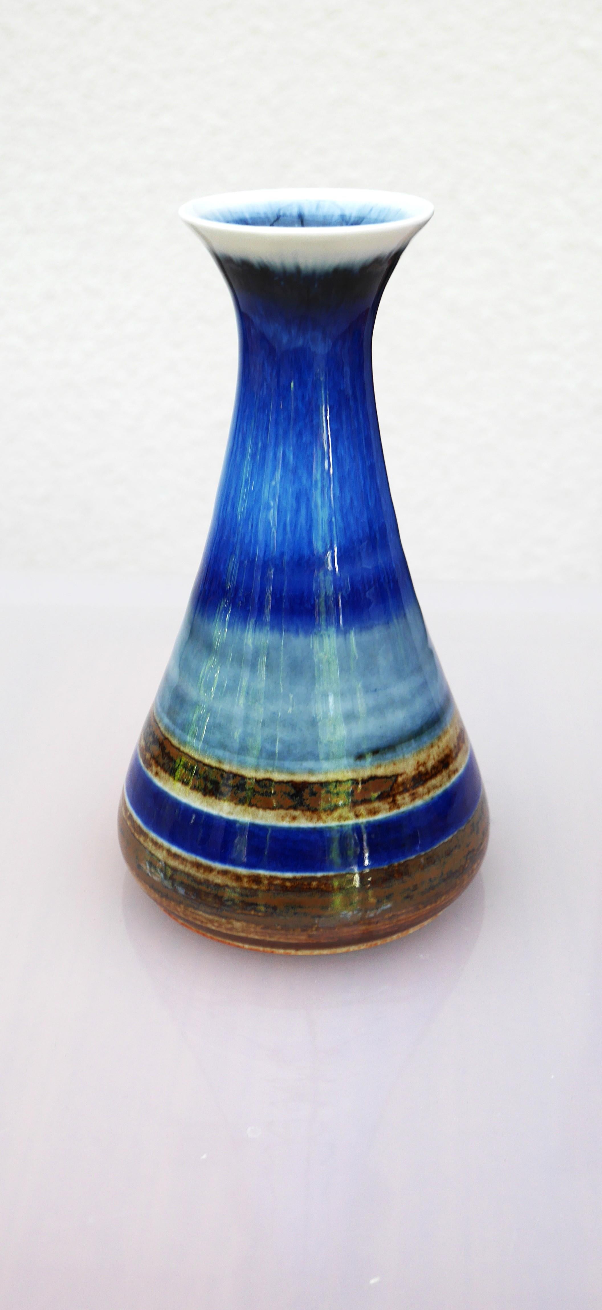 Un magnifique vase en porcelaine vintage de production studio, fait à la main par Gösta Millberg pour Rörstrand, Suède. Comme il s'agit d'une production de studio, il n'y a qu'un nombre limité de vases produits dans la même série. Les formes sont