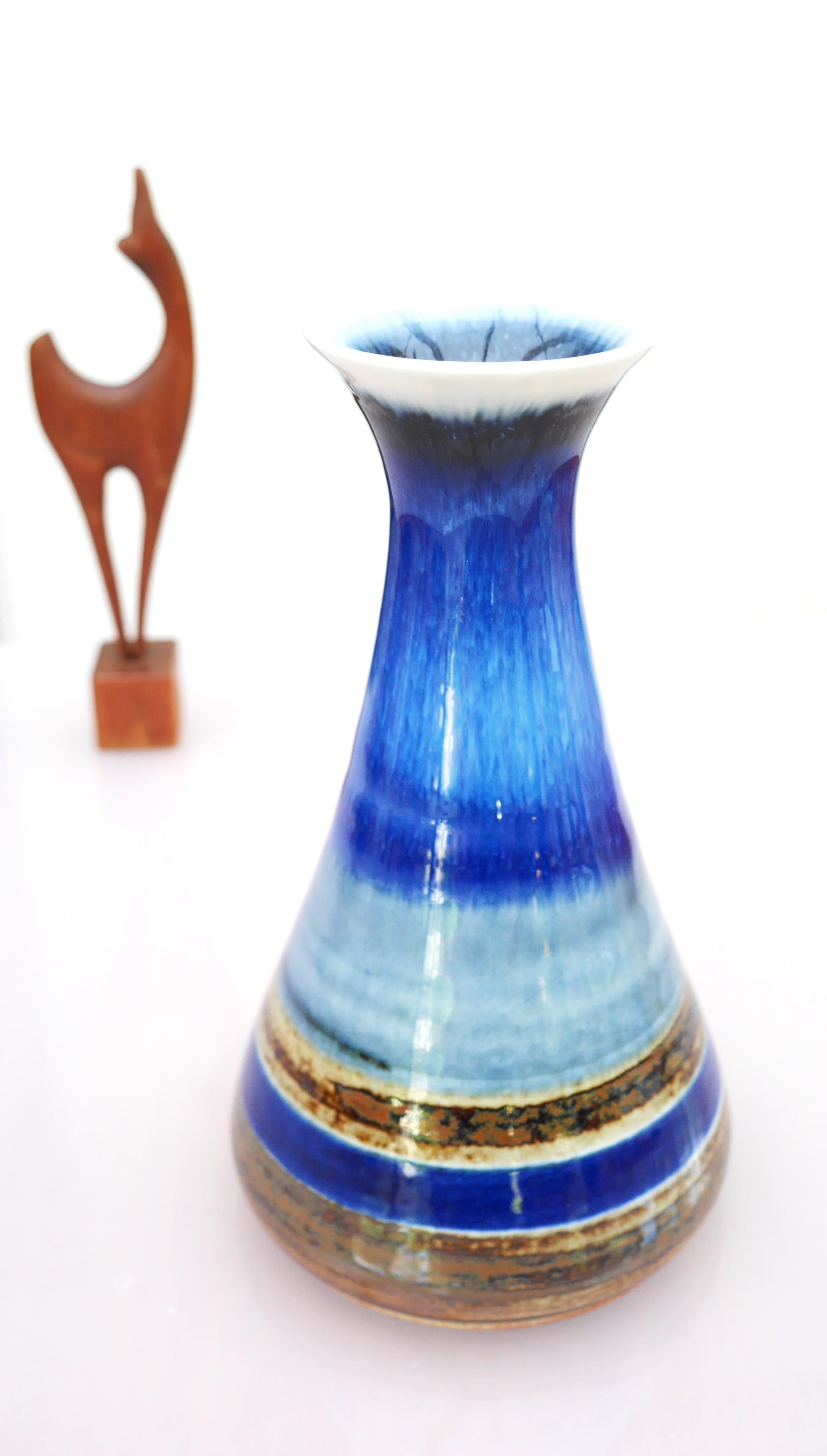 Vernissé Vase en poterie du milieu du siècle dernier par G. Modernity pour Rörstrand, Suède. en vente