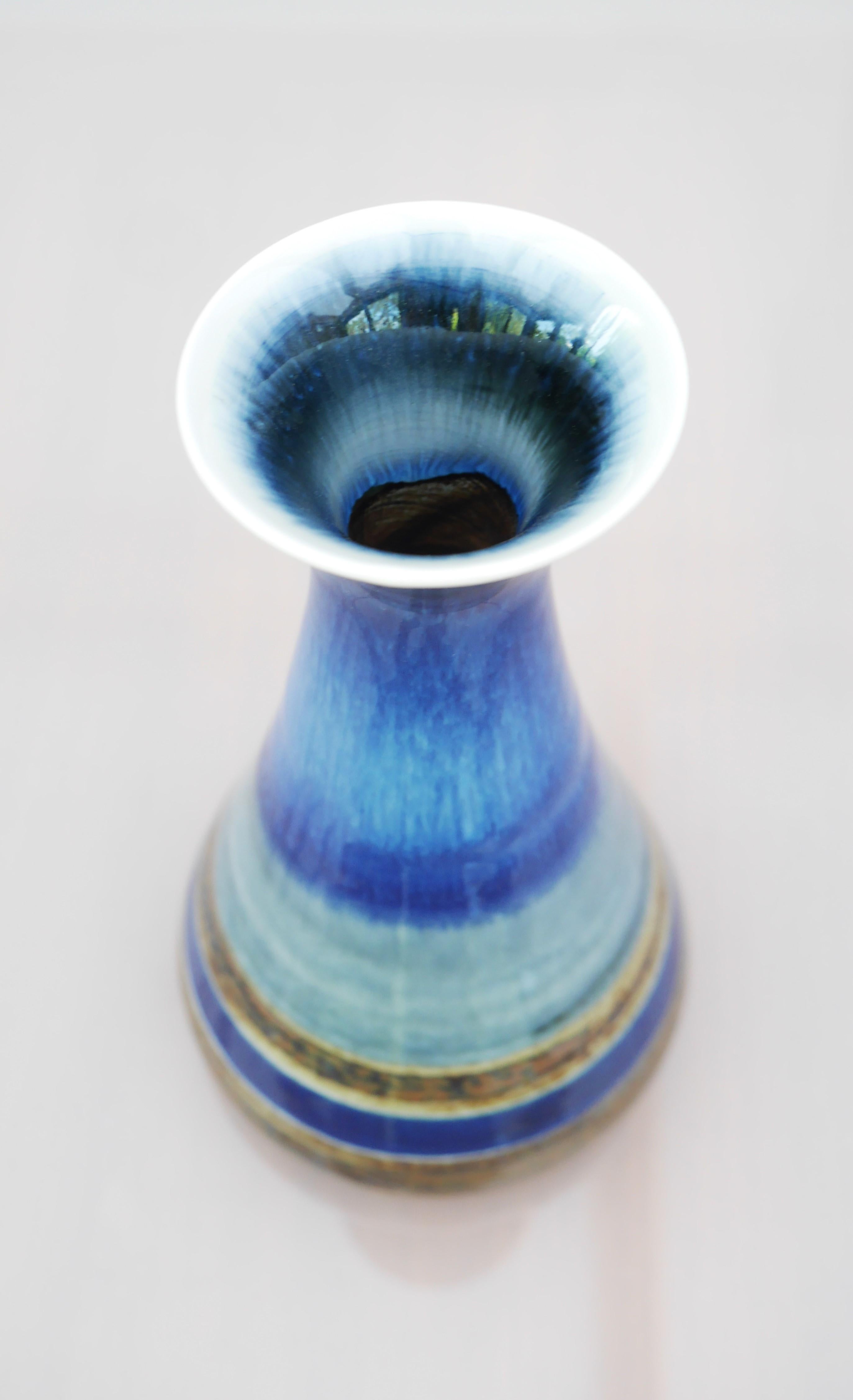 Vase en poterie du milieu du siècle dernier par G. Modernity pour Rörstrand, Suède. Bon état - En vente à Skarpnäck, SE