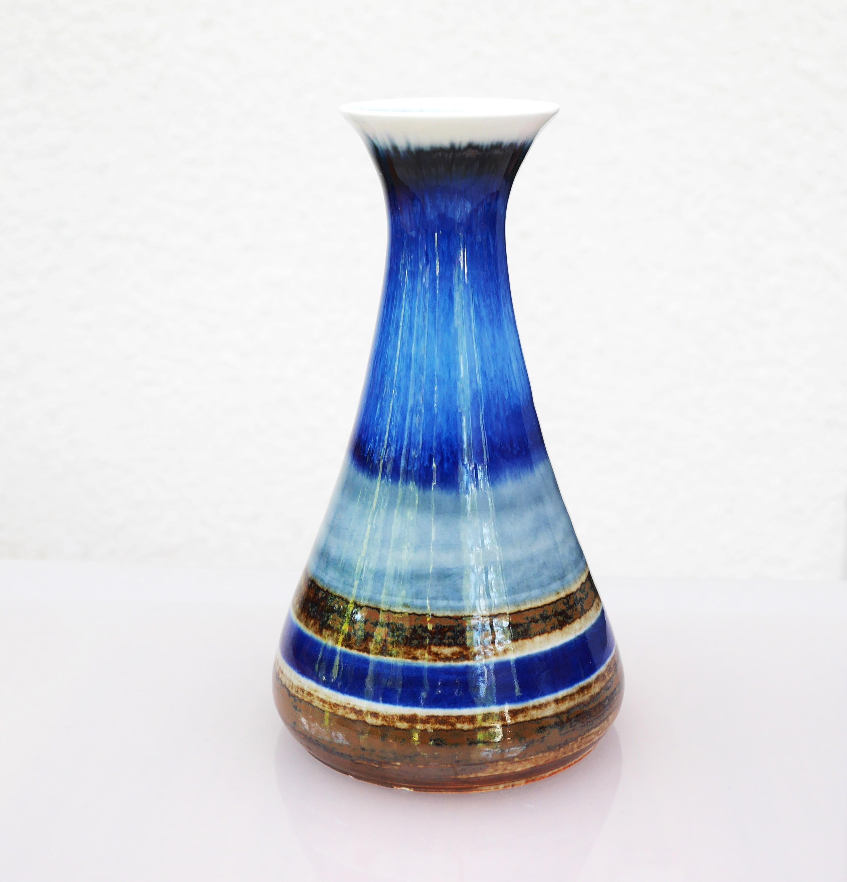 Hand-Painted Mid-century modern pottery vase by G. Millberg for Rörstrand, Sweden. For Sale