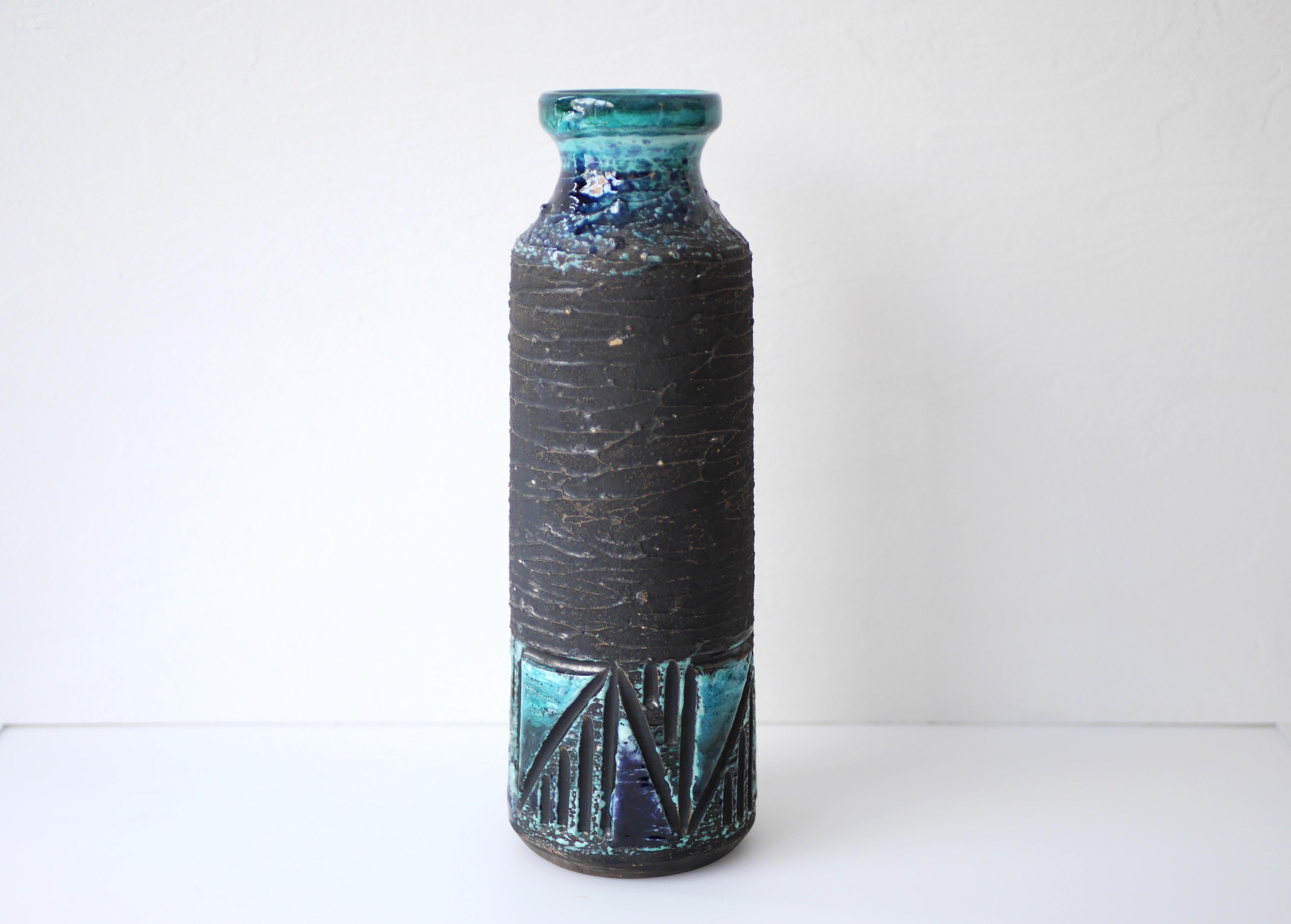 A fantastic large ceramic vase from Tilgmans, Sweden. Tilgman's ceramics are mainly known for ceramics that are decorated with so-called graffito technology. Which is the case for this vase. A combination of a rough brown surface with a graphic
