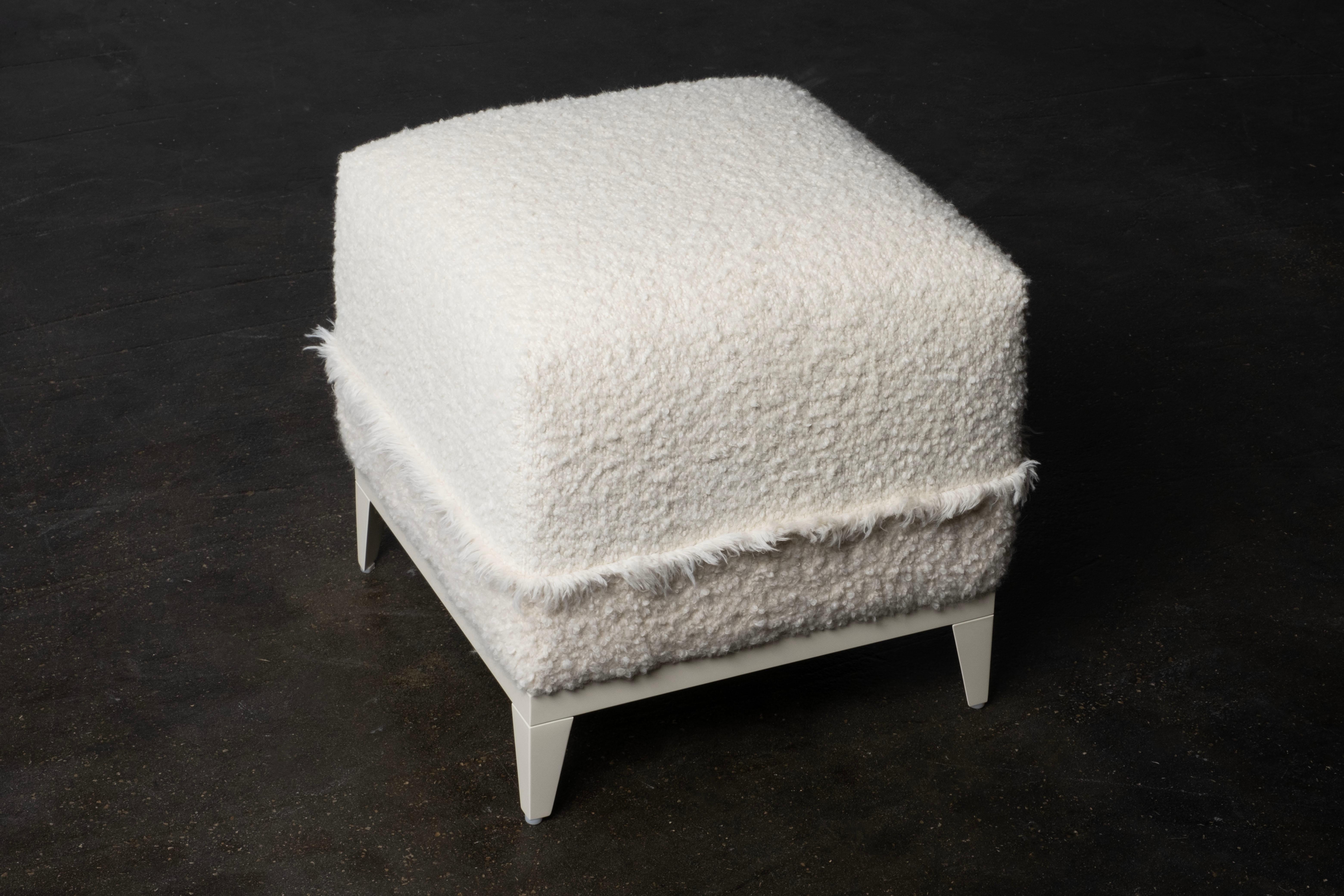 Pouf ottomano moderno di metà secolo, collezione contemporanea, realizzato a mano in Portogallo - Europa

Un comodo pouf con un tocco di lusso. Rivestito in tessuto bouclé bianco e beige. Destinato ad abbellirsi in qualsiasi finitura, questo pouf