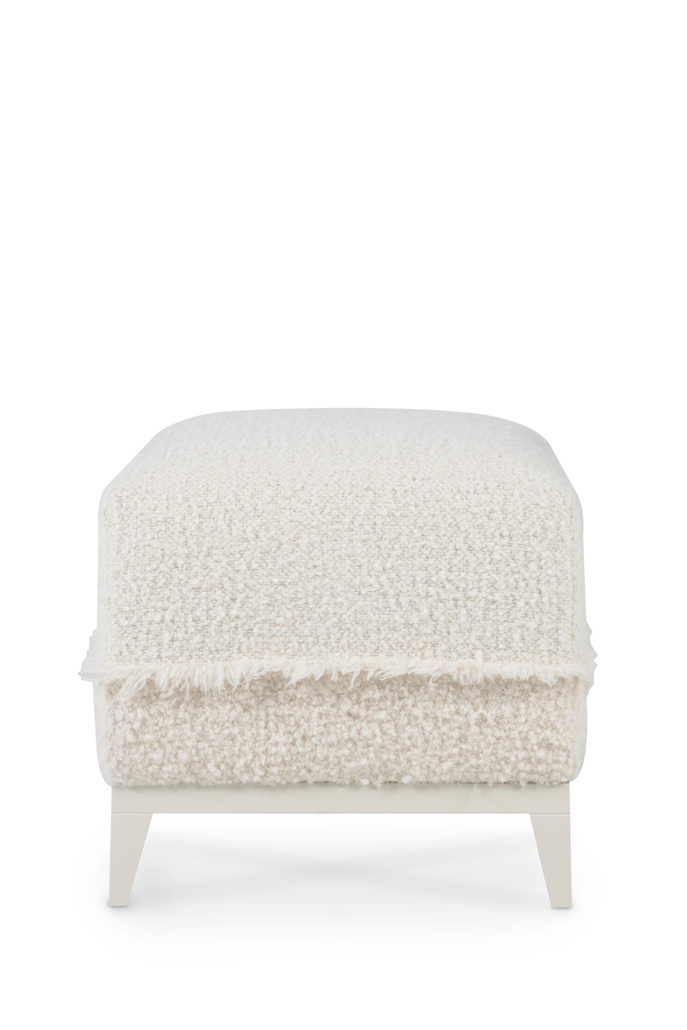 Mid-Century moderno Pouf ottomano moderno di metà secolo, Whiting, Beige, Bouclé Fatto a mano da Greenapple in vendita
