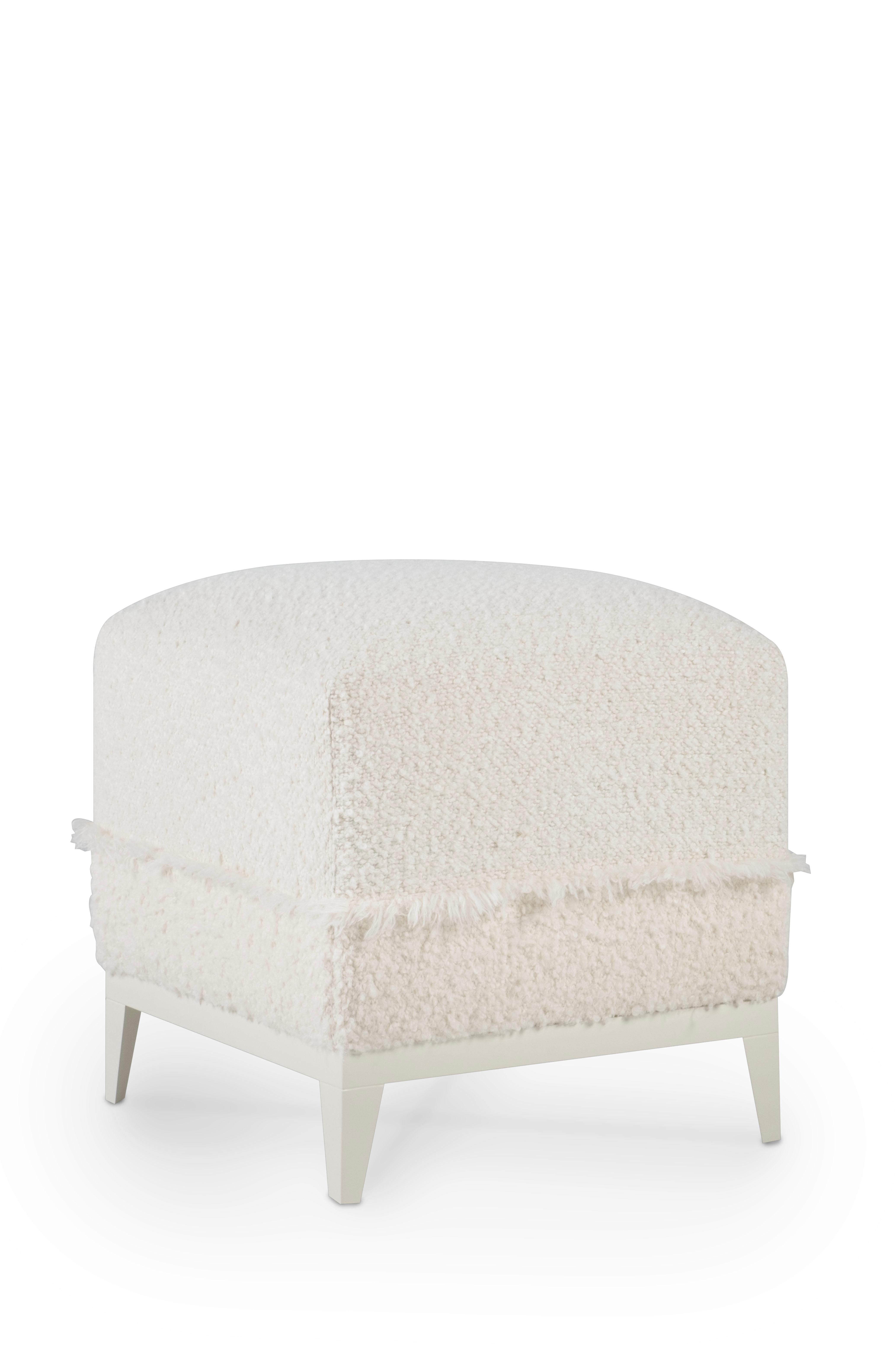 Portoghese Pouf ottomano moderno di metà secolo, Whiting, Beige, Bouclé Fatto a mano da Greenapple in vendita