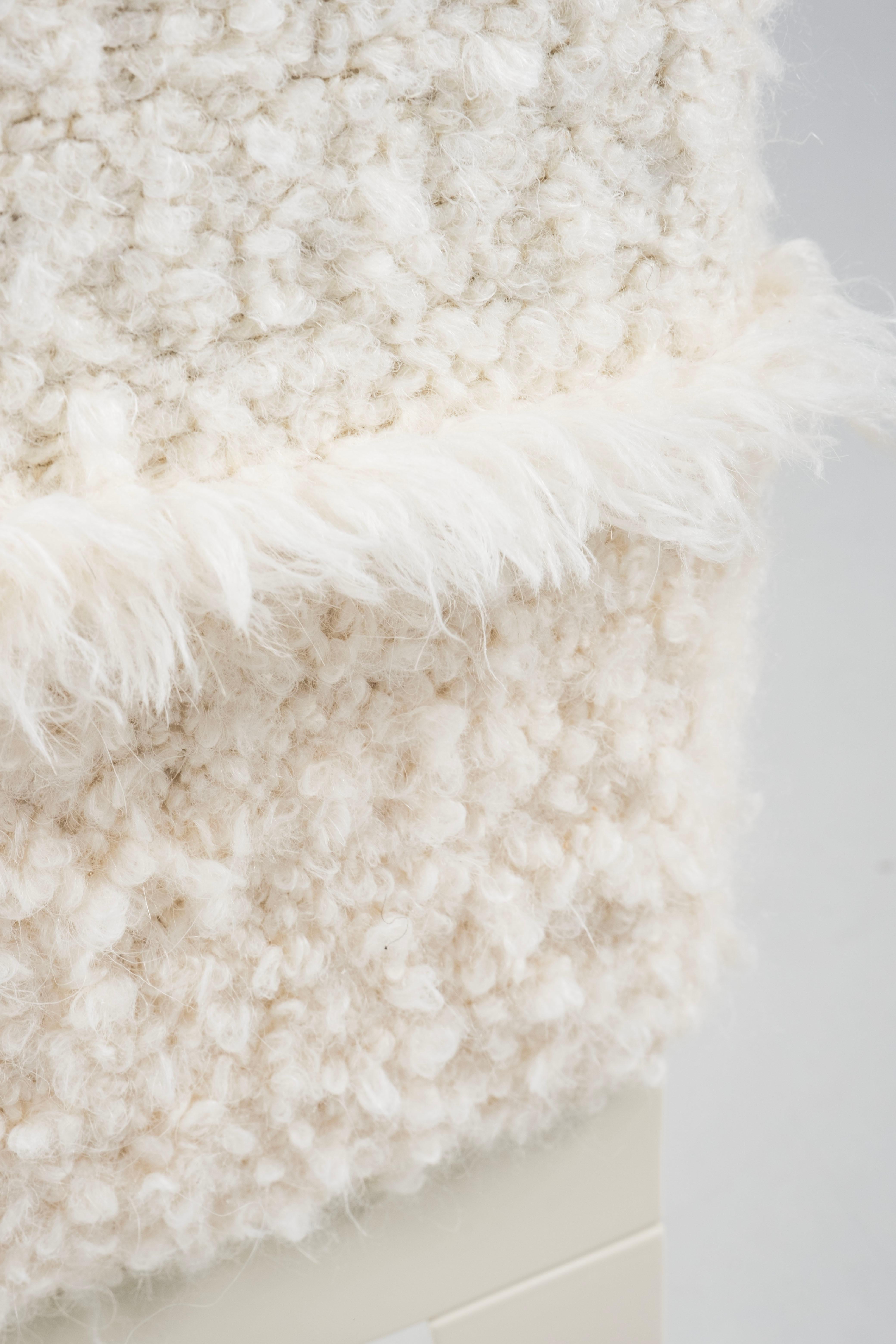 XXI secolo e contemporaneo Pouf ottomano moderno di metà secolo, Whiting, Beige, Bouclé Fatto a mano da Greenapple in vendita