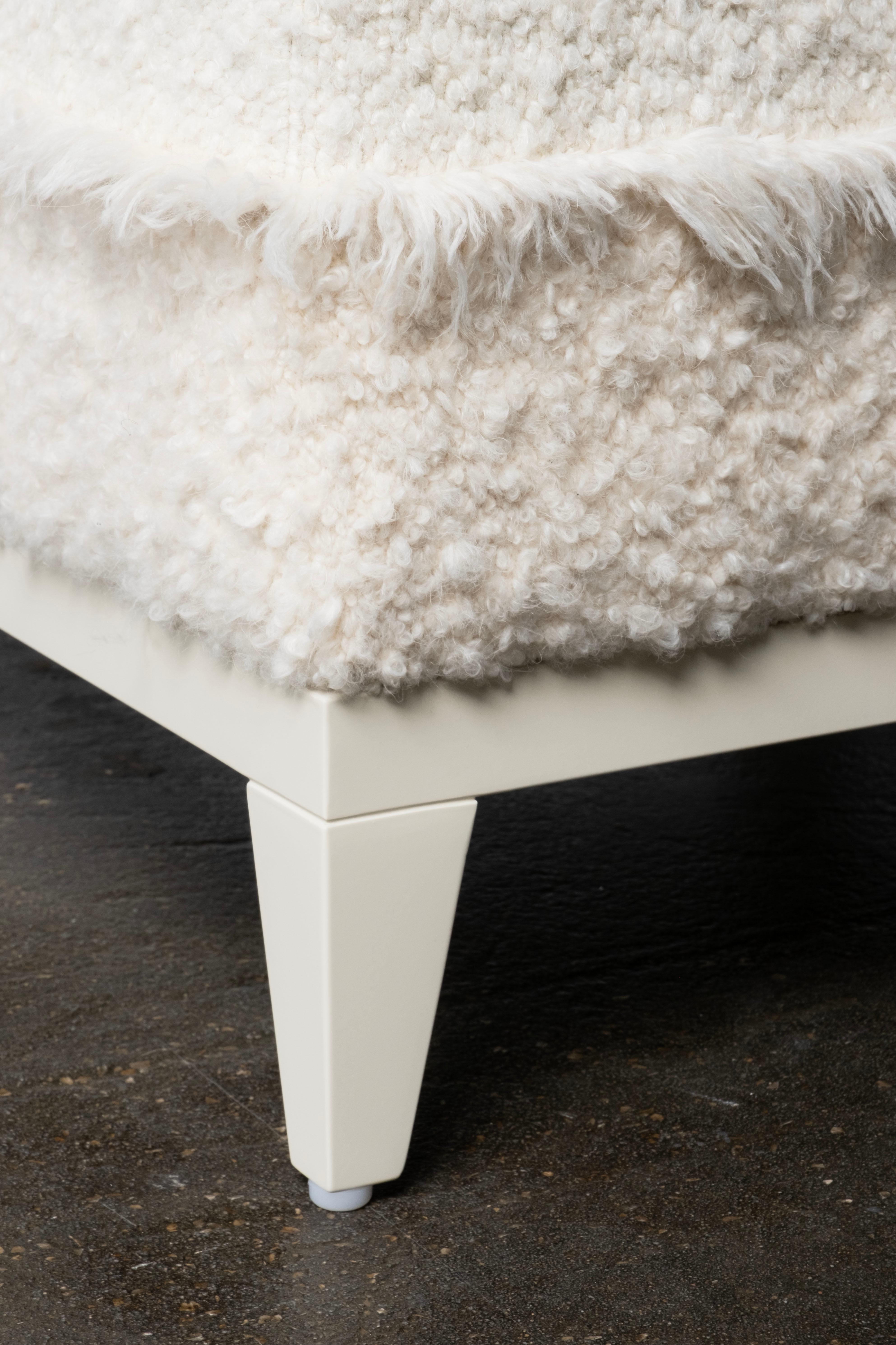 Pelle Pouf ottomano moderno di metà secolo, Whiting, Beige, Bouclé Fatto a mano da Greenapple in vendita