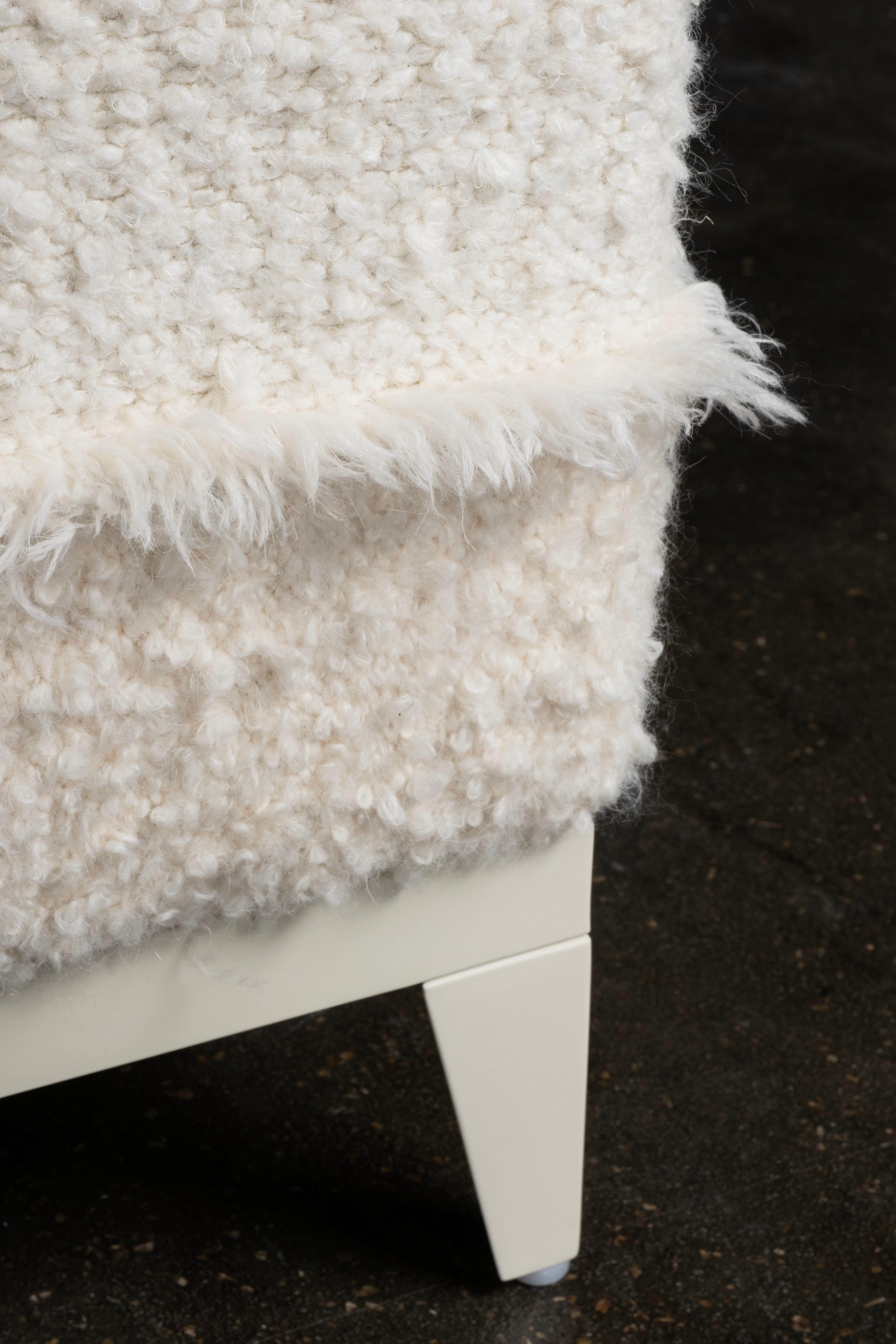 Pouf ottomano moderno di metà secolo, Whiting, Beige, Bouclé Fatto a mano da Greenapple in vendita 1