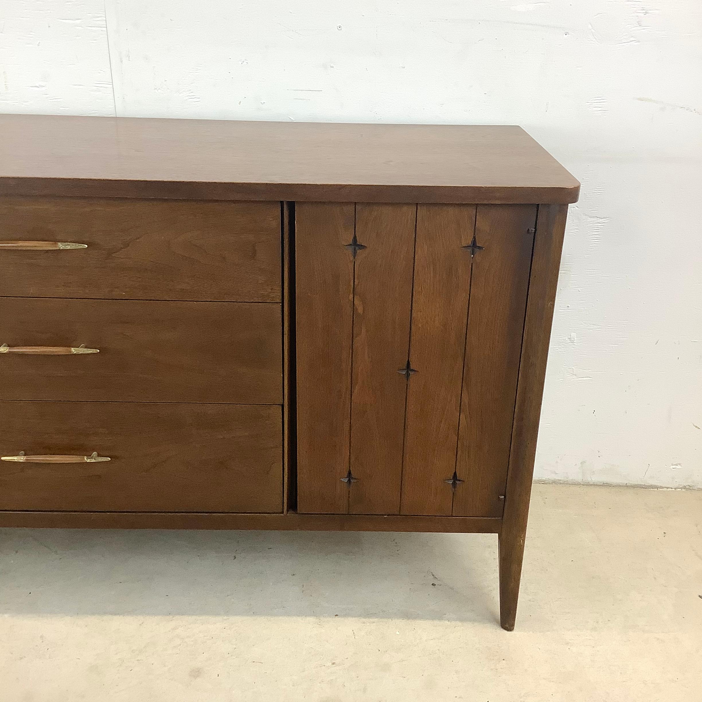 Mid-Century Modern Premier Sideboard by Broyhill In Good Condition For Sale In Trenton, NJ