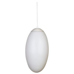 Moderne Prescolite Egg Shaped Milk Glass Pendelleuchte aus der Jahrhundertmitte