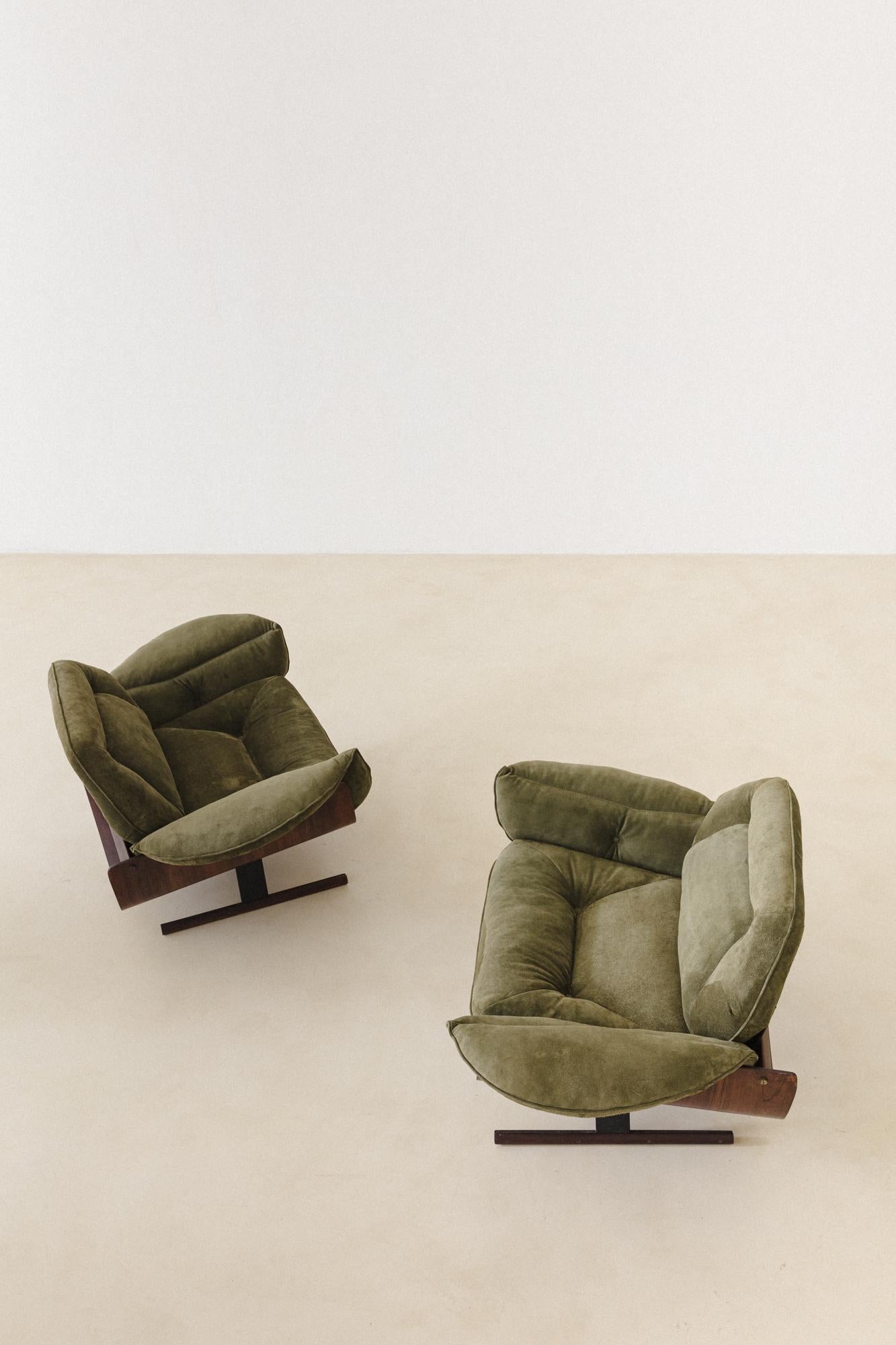 The iconic Presidencial is a series composed of a sofa and armchair designed by Jorge Zalszupin (1922-2020) in 1959 and produced by his company, L'atelier. The piece is made of molded laminate wood. Presidencial armchairs and sofa take advantage of