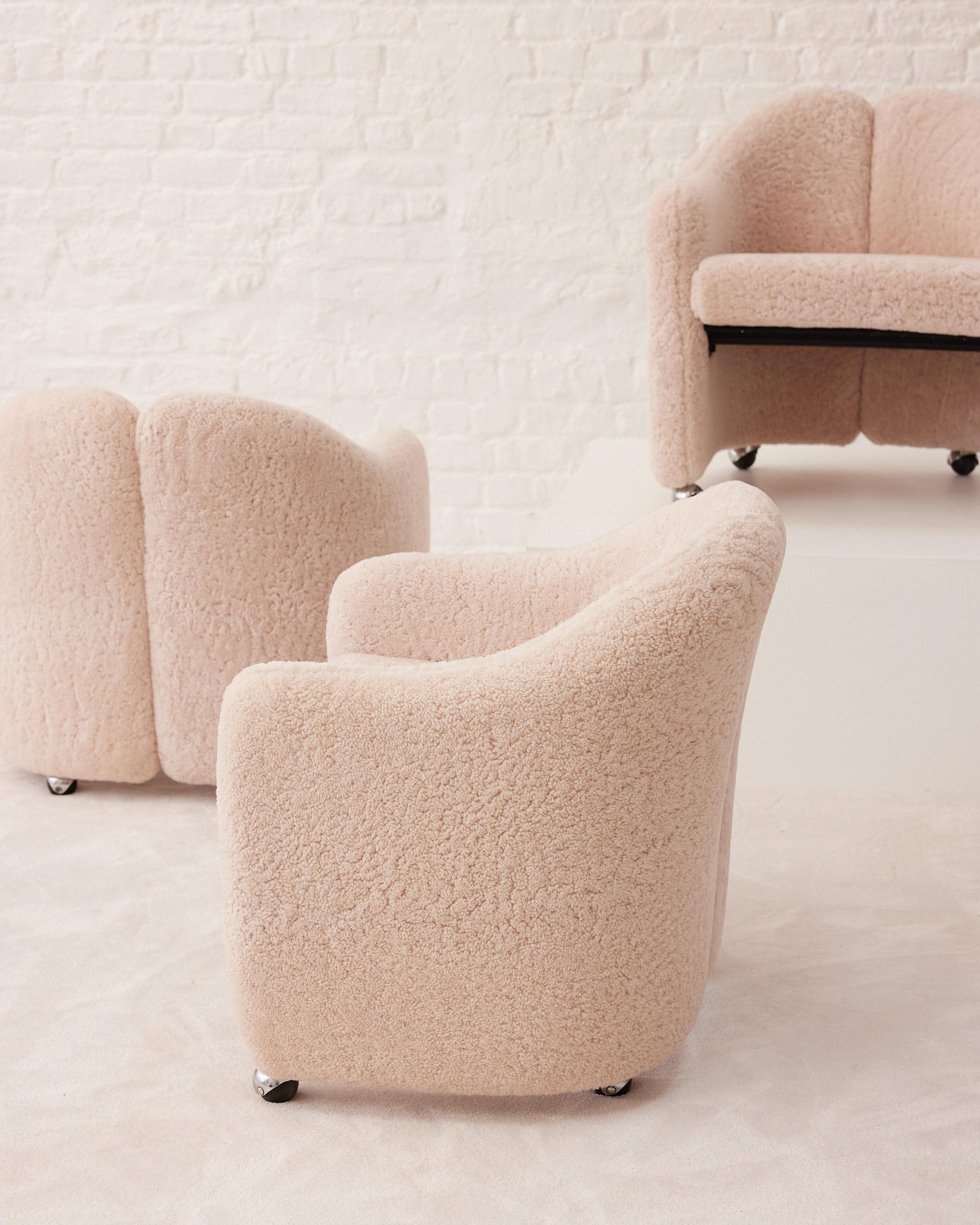 La chaise PS 142, véritable chef-d'œuvre du mobilier moderne du milieu du siècle. Conçu par le célèbre architecte et designer industriel italien Eugenio Gerli pour Tecno, ce fauteuil présente une silhouette épurée et minimaliste qui allie