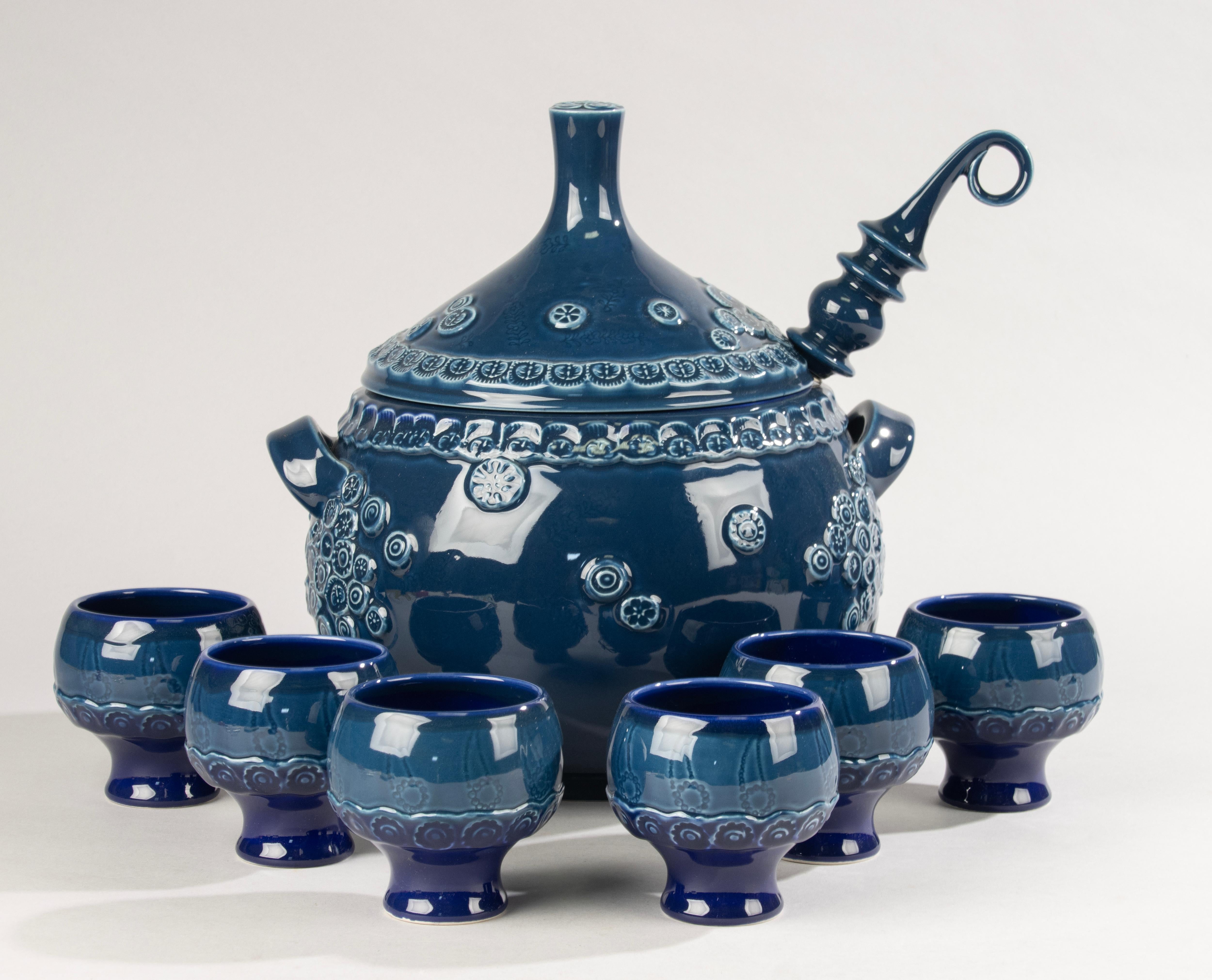 Ein schönes Porzellan-Punschschalen-Set der deutschen Marke Rosenthal.
Dies ist ein Entwurf des dänischen Designers Björn Wiinblad, der bereits mehrfach mit Rosenthal zusammengearbeitet hat.
Das Set wurde um 1960 - 1970 hergestellt und ist noch