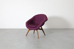 Lila Bucket Lounge Chair von Miroslav Navrátil für Vertex (Mitte des Jahrhunderts)