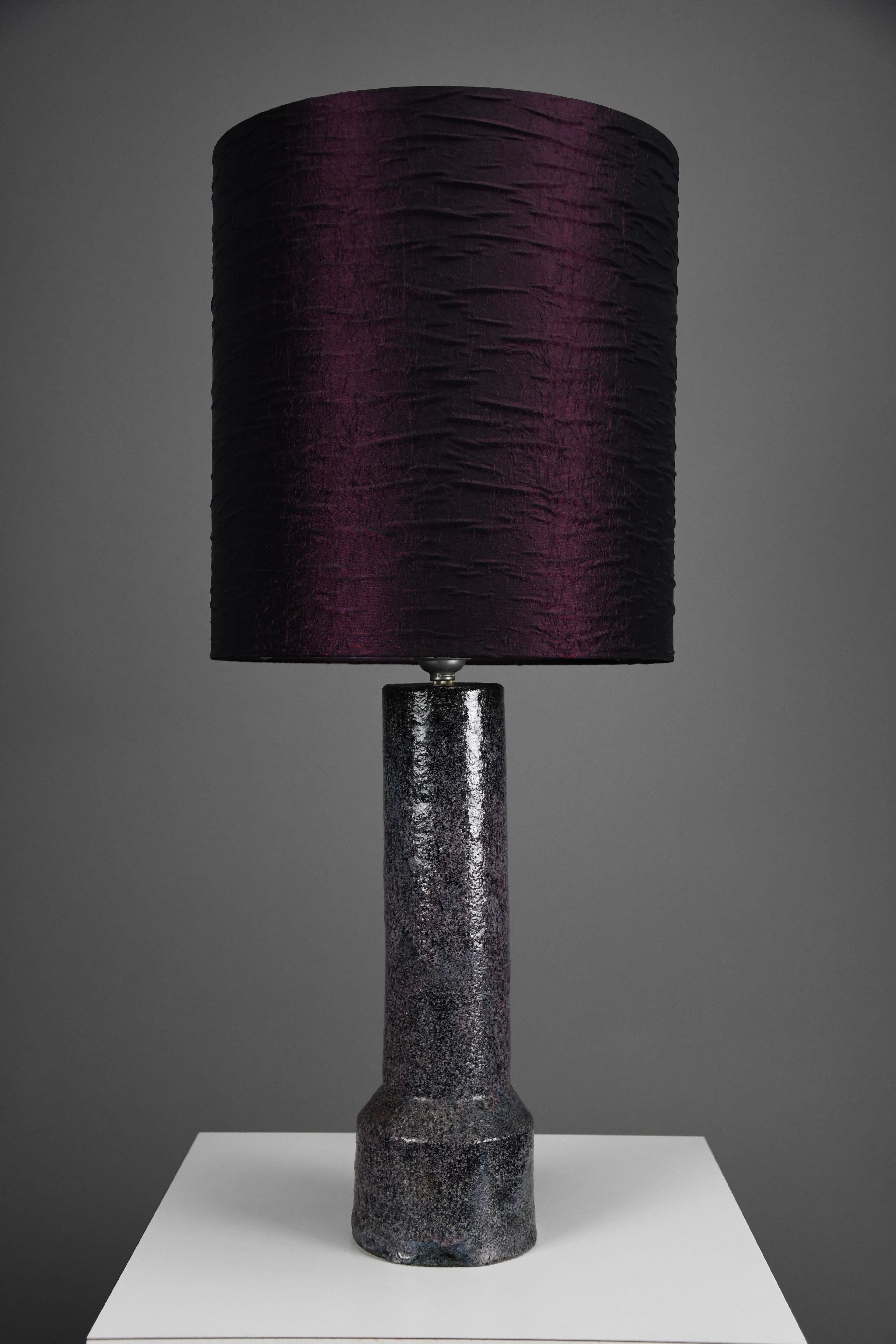 Lampe de table moderne du milieu du siècle en céramique violette par Pieter Groeneveldt, Pays-Bas, années 1960

H 70 cm x D 30 cm (27.56 in x 11.81 in)

Une étonnante et rare lampe de table moderne du milieu du siècle par le célèbre céramiste