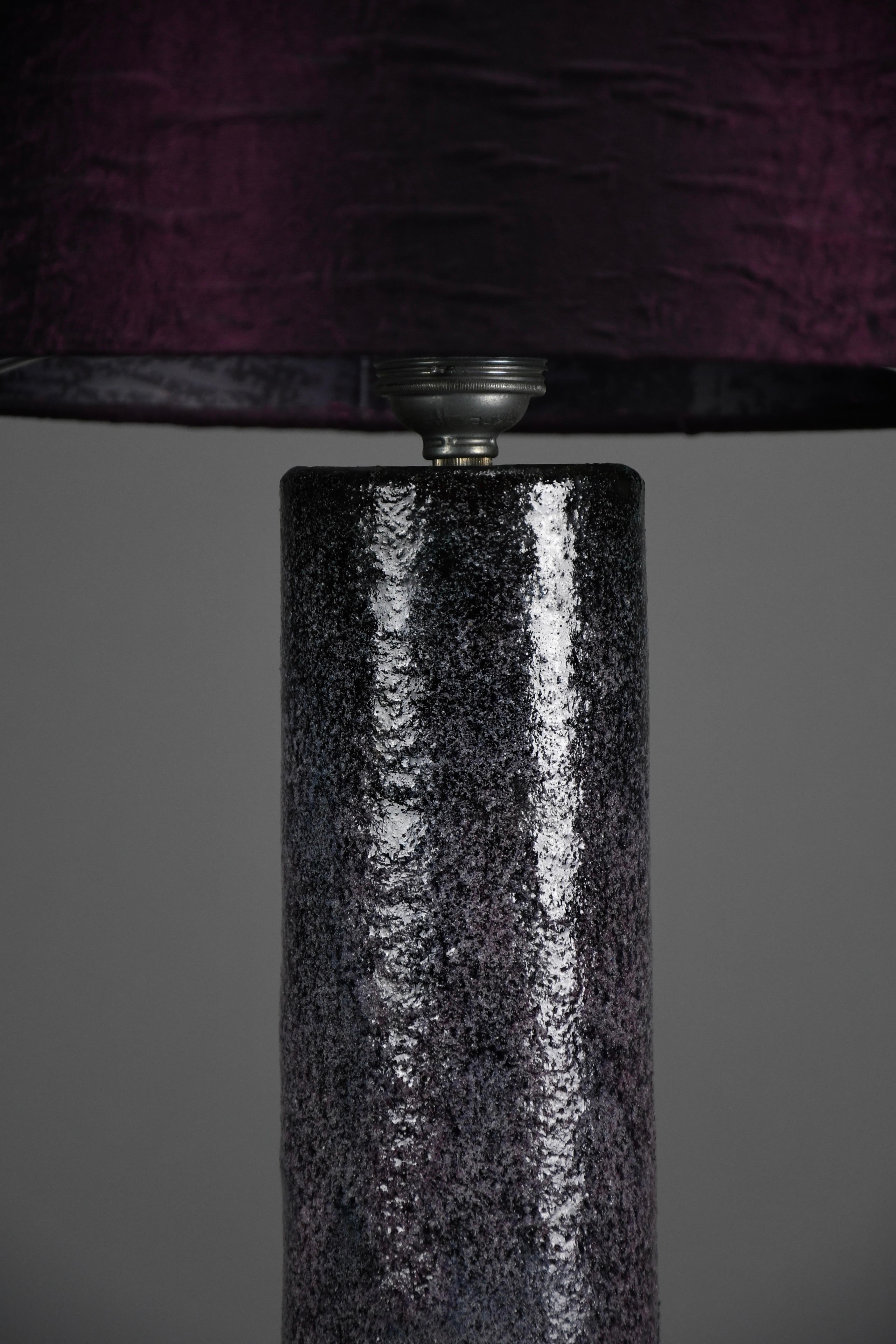 Mid-Century Modern Lampe de table moderne du milieu du siècle en céramique violette de Pieter Groeneveldt en vente