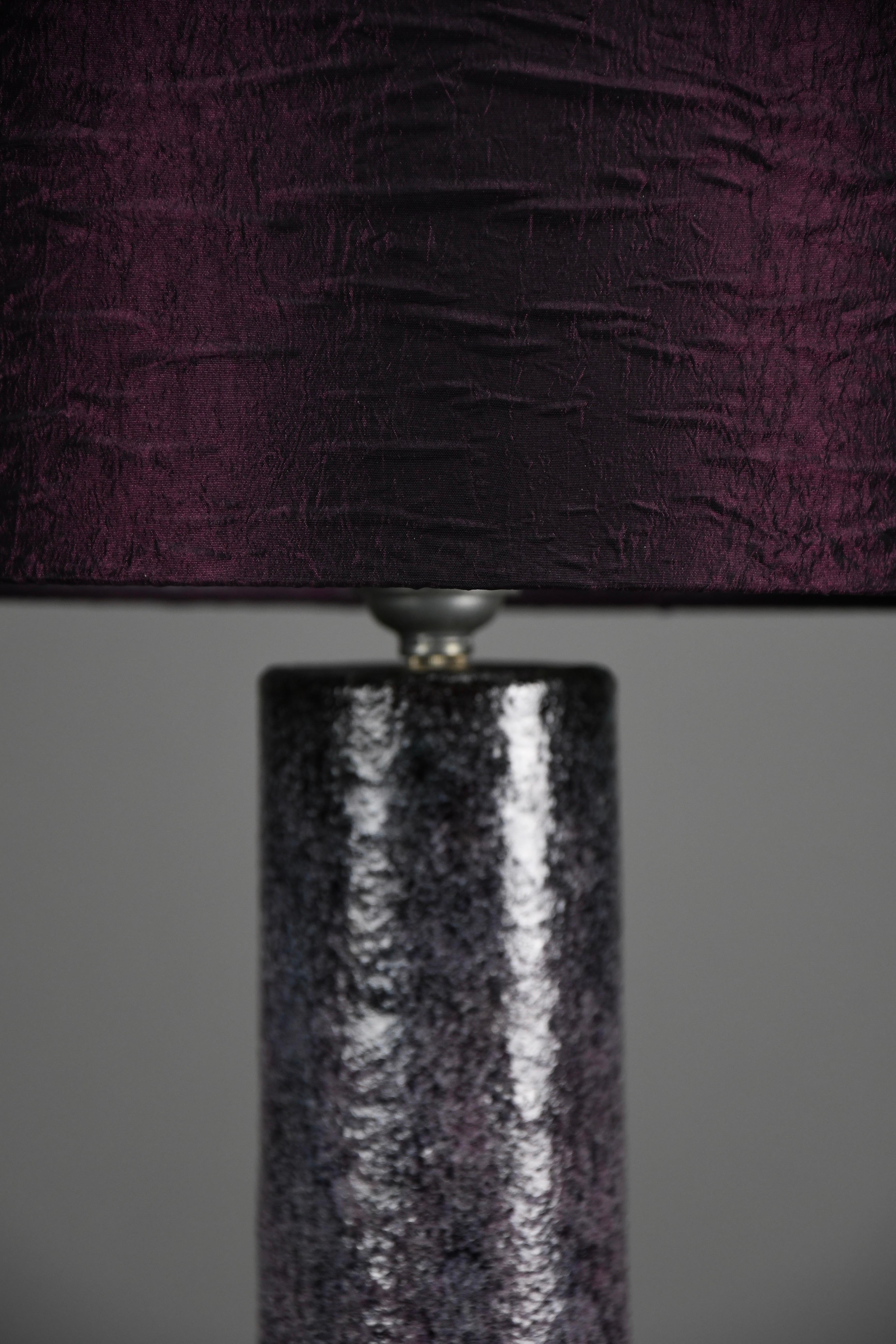 Néerlandais Lampe de table moderne du milieu du siècle en céramique violette de Pieter Groeneveldt en vente