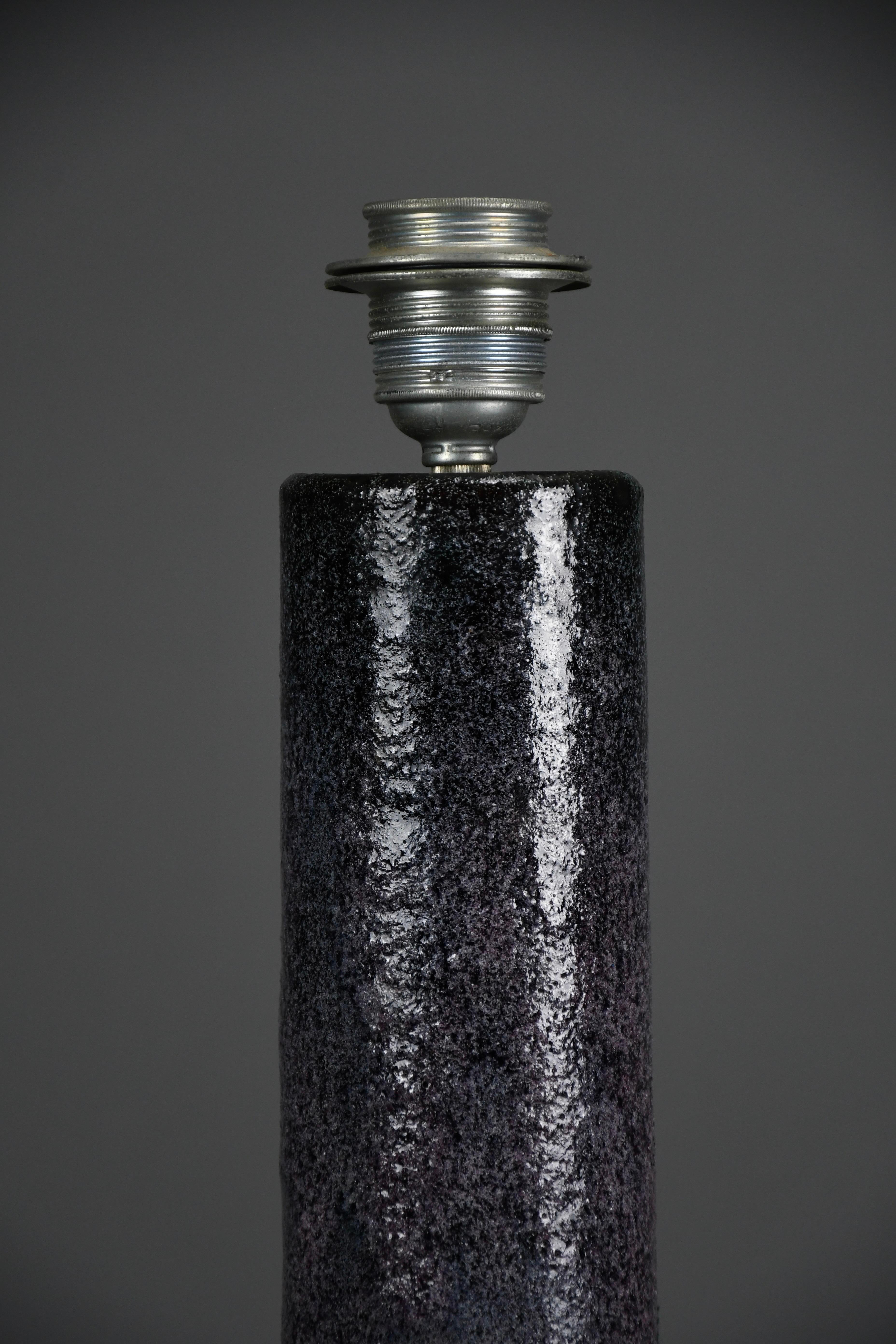 Milieu du XXe siècle Lampe de table moderne du milieu du siècle en céramique violette de Pieter Groeneveldt en vente
