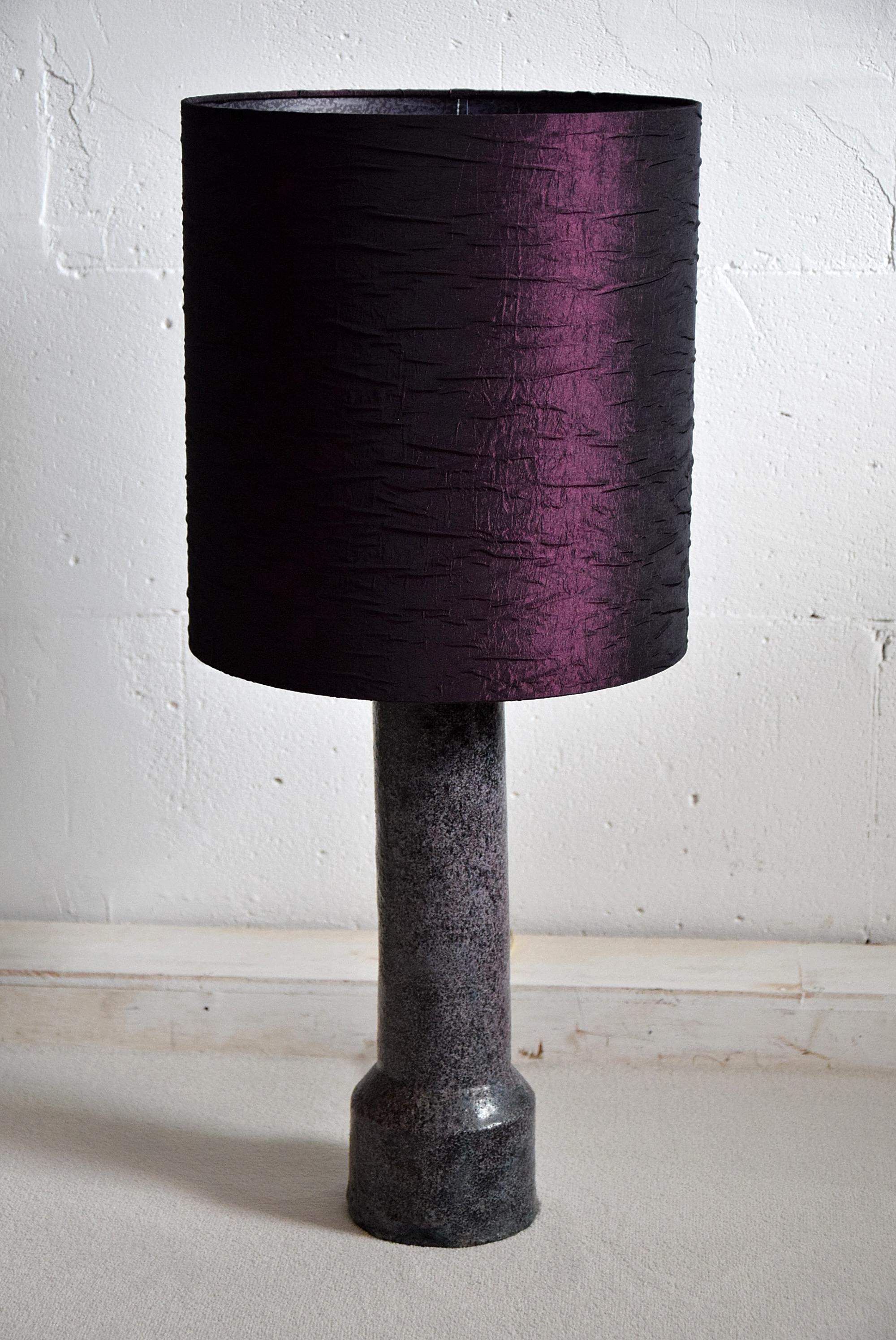 Lampe de bureau en céramique violette moderne du milieu du siècle dernier par Pieter Groeneveldt en vente 1