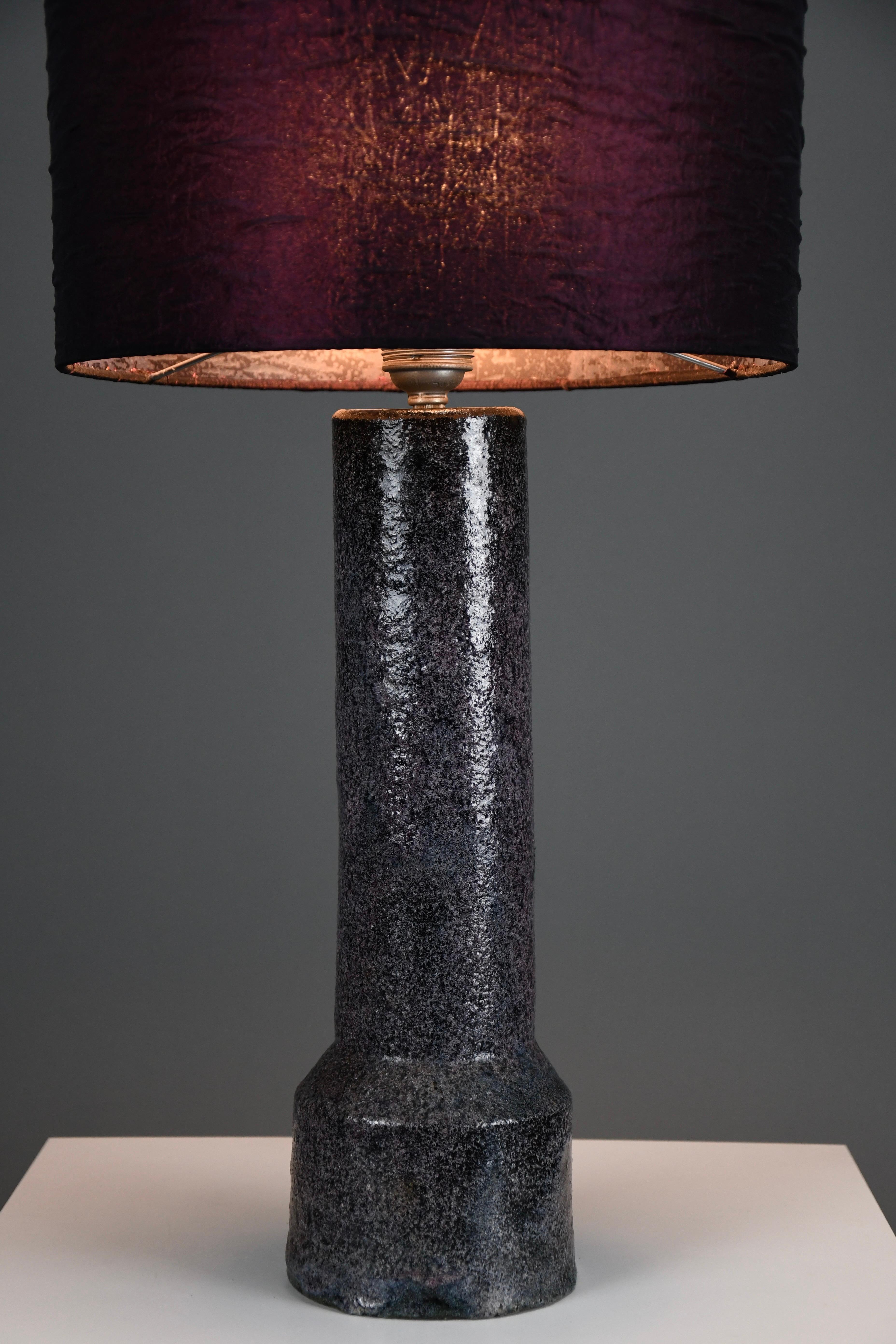 Lampe de table moderne du milieu du siècle en céramique violette de Pieter Groeneveldt en vente 1